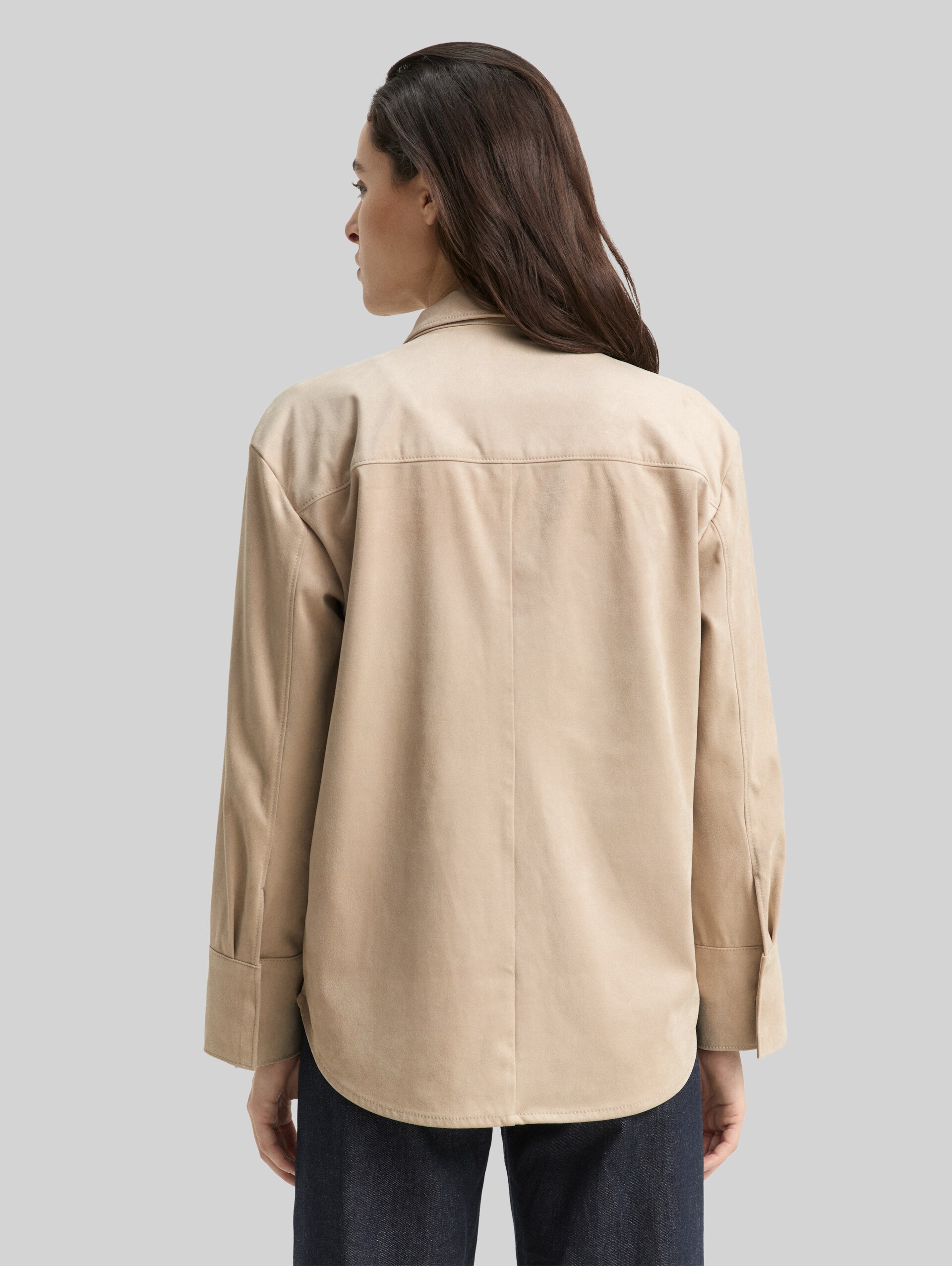 Overshirt in suede look - soft taupe grey - Neckline model-back view