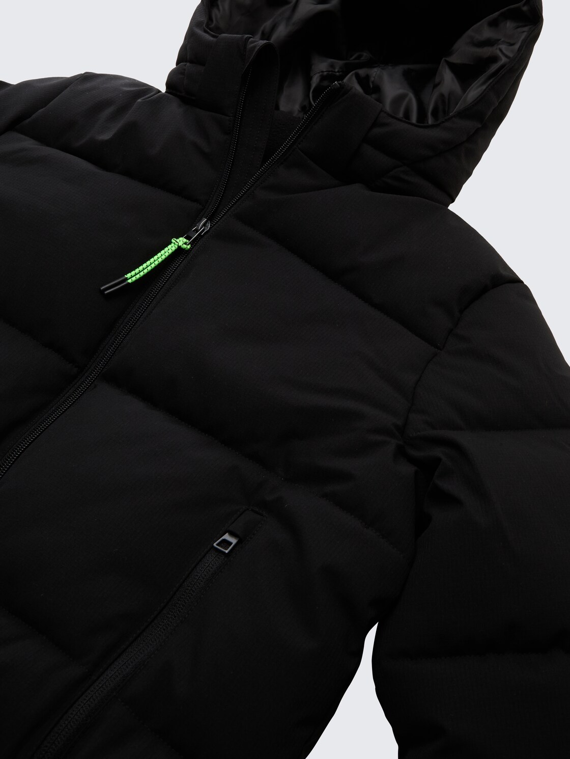 Puffer-Jacke mit abnehmbarer Kapuze - Black - Detail-Model-Ansicht