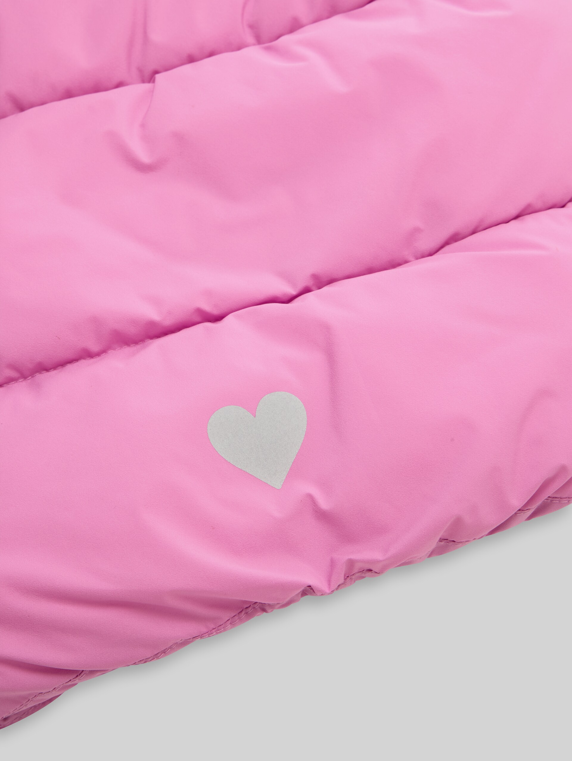 Puffer-Weste mit Kapuze - flashy mauve - Detail-Model-Ansicht