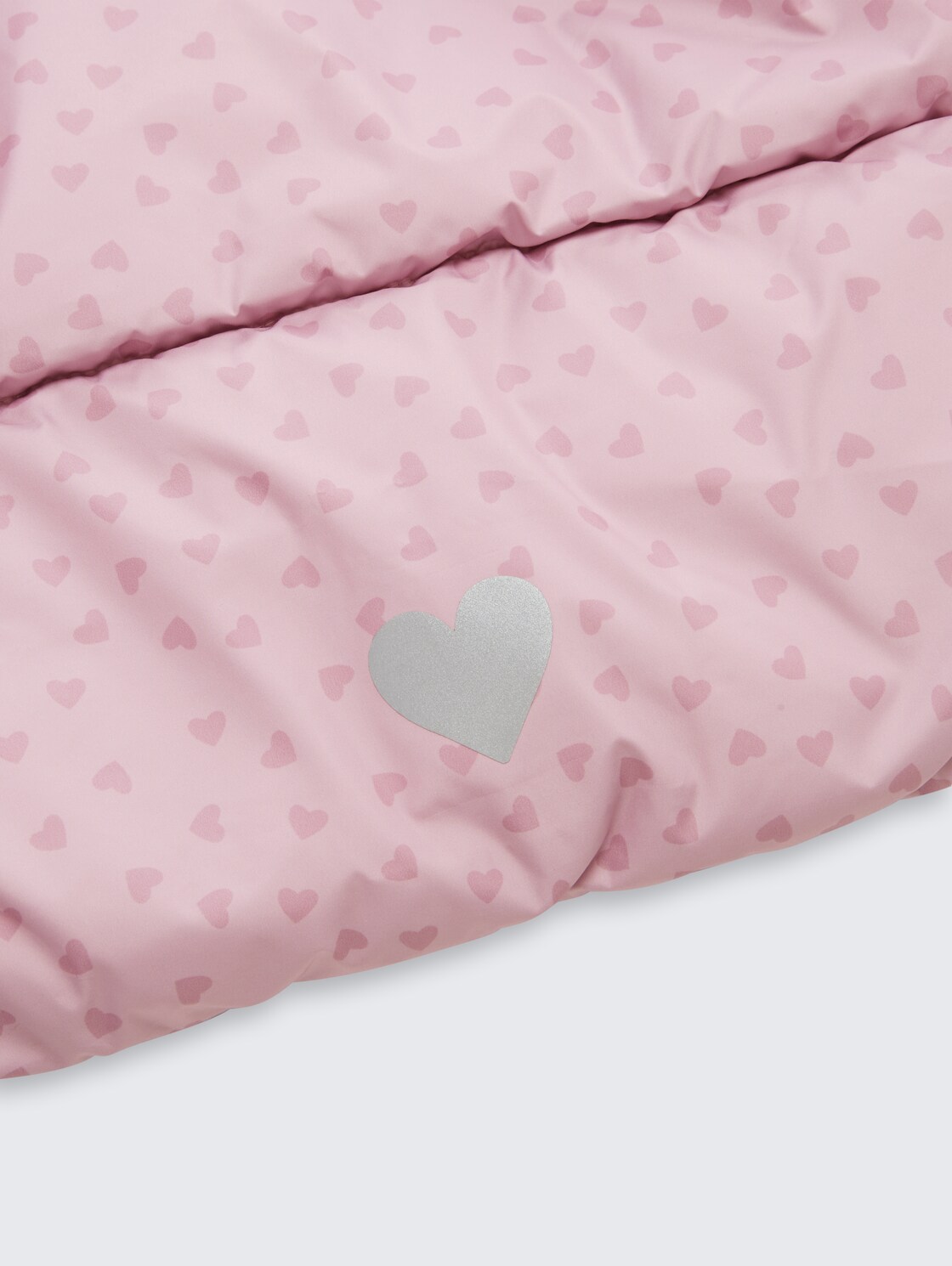 Puffer-Jacke mit Allover-Print - lilac heart print - Detail-Model-Ansicht