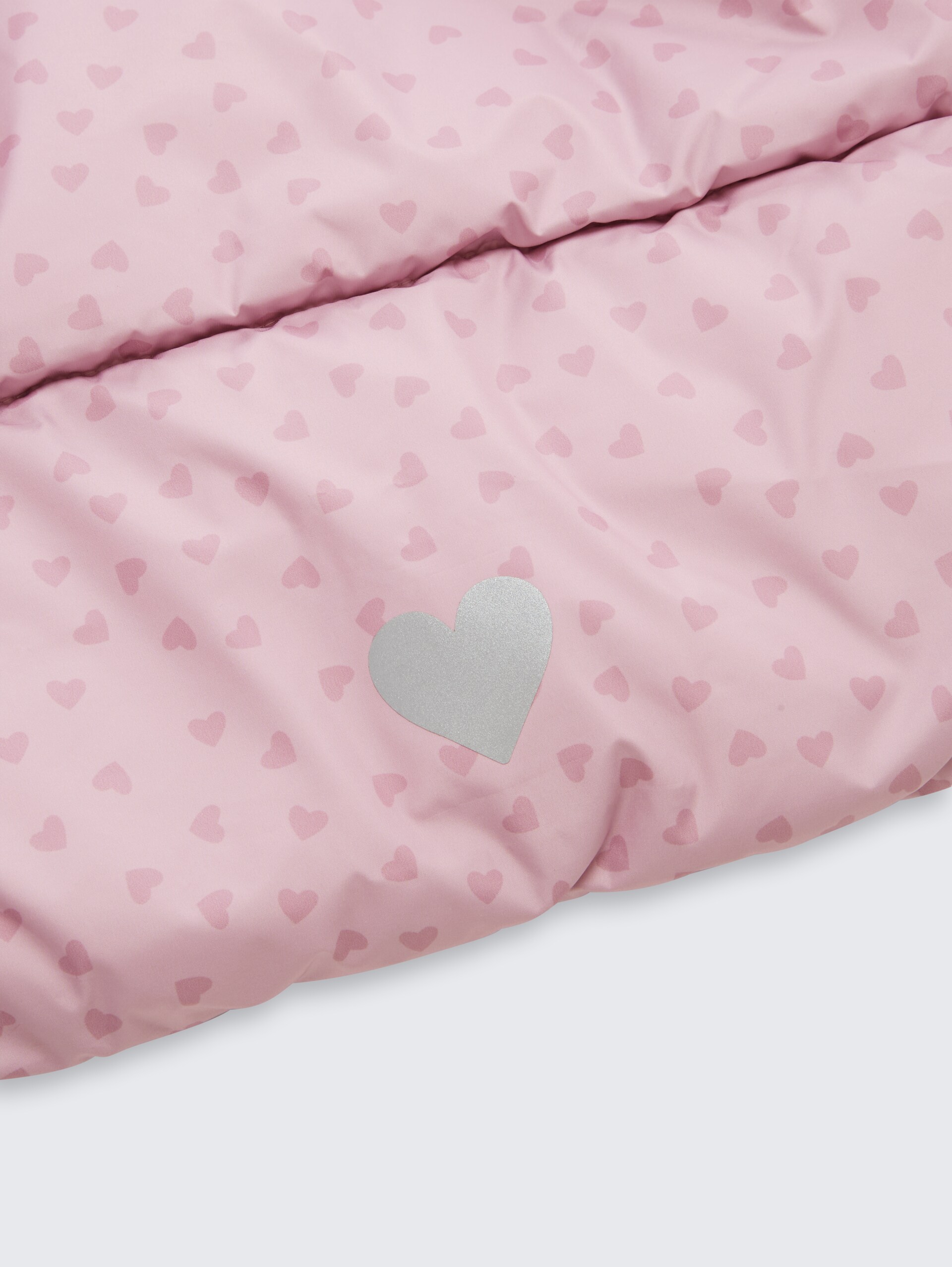Puffer-Jacke mit Allover-Print - lilac heart print - Detail-Model-Ansicht