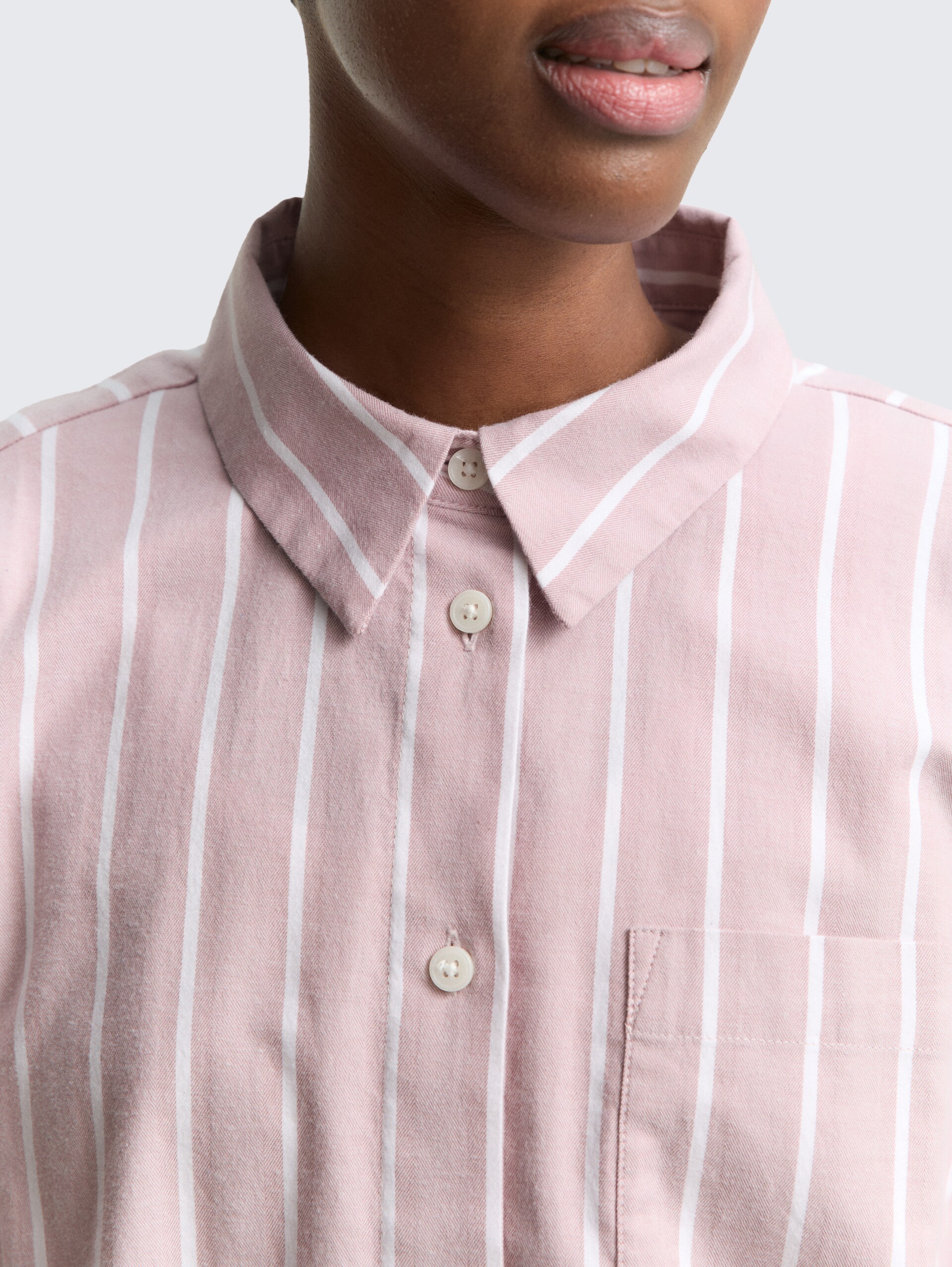 Boxy Fit overhemdblouse met streepjesmotief - dusty rose white stripe - Detailaanzicht model