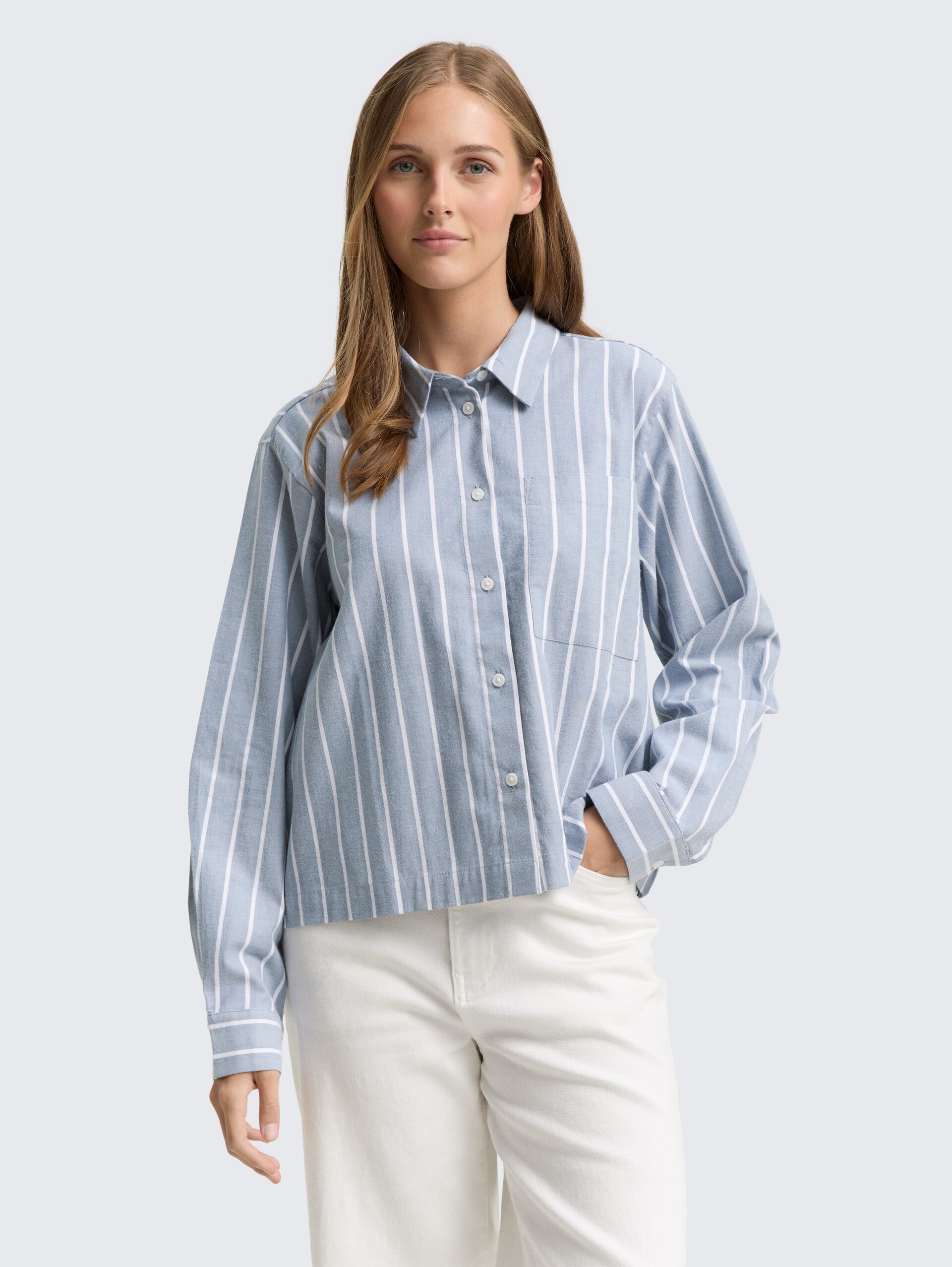 Boxy Fit Hemdbluse mit Streifenmuster - dusty blue white stripe - Ausschnitt Model-Vorderansicht