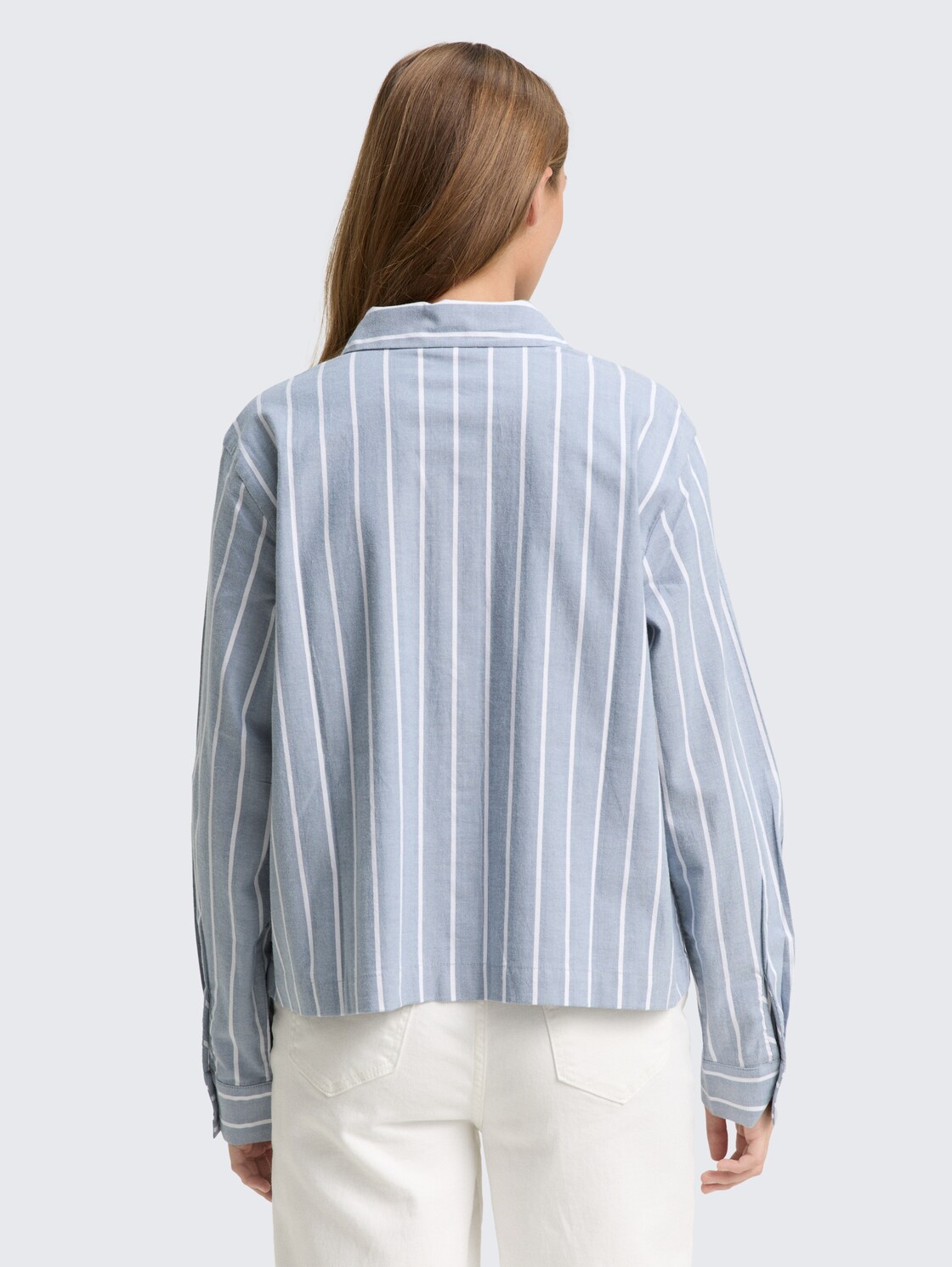 Boxy Fit Hemdbluse mit Streifenmuster - dusty blue white stripe - Auschnitt Model-Rückansicht
