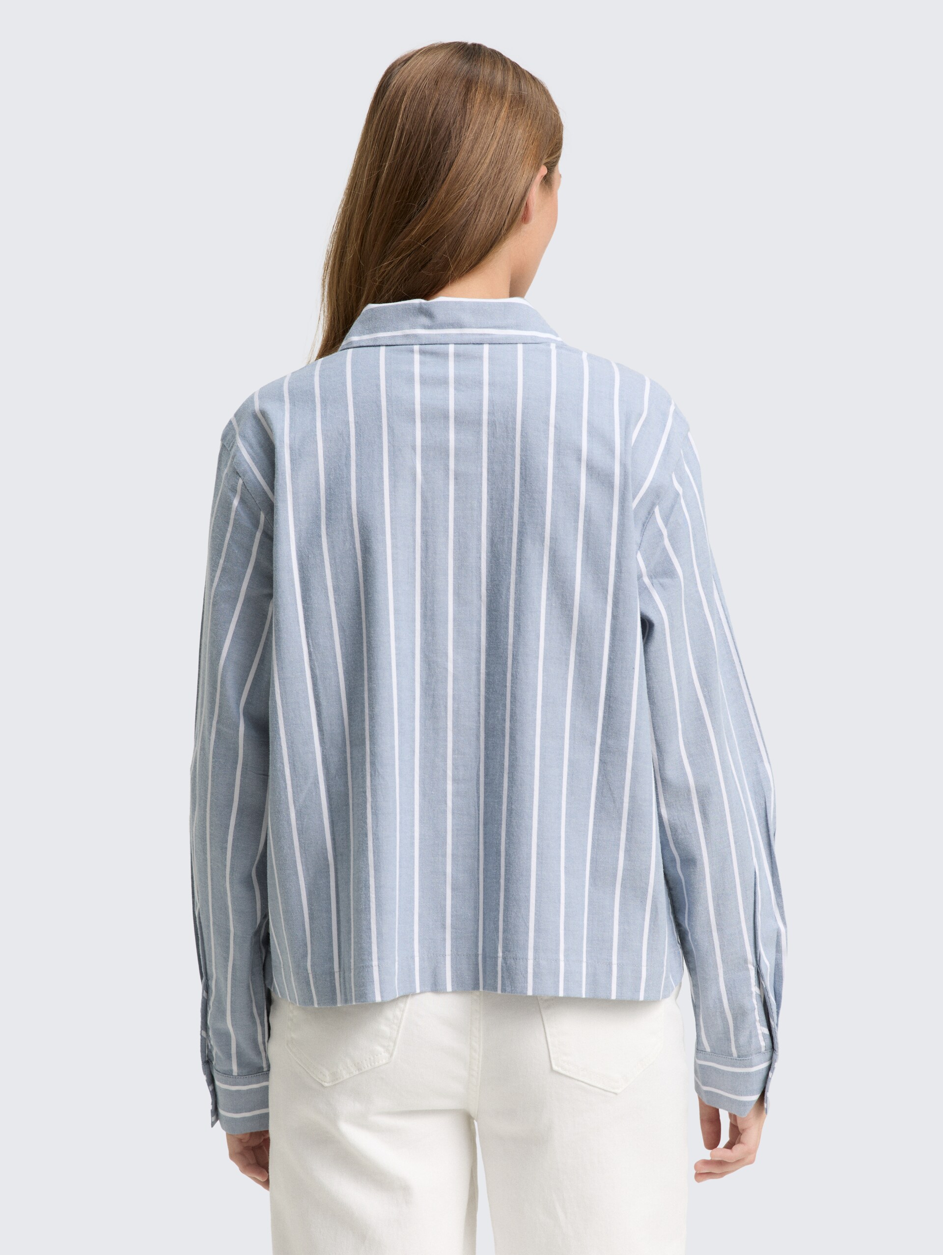 Boxy Fit Hemdbluse mit Streifenmuster - dusty blue white stripe - Auschnitt Model-Rückansicht