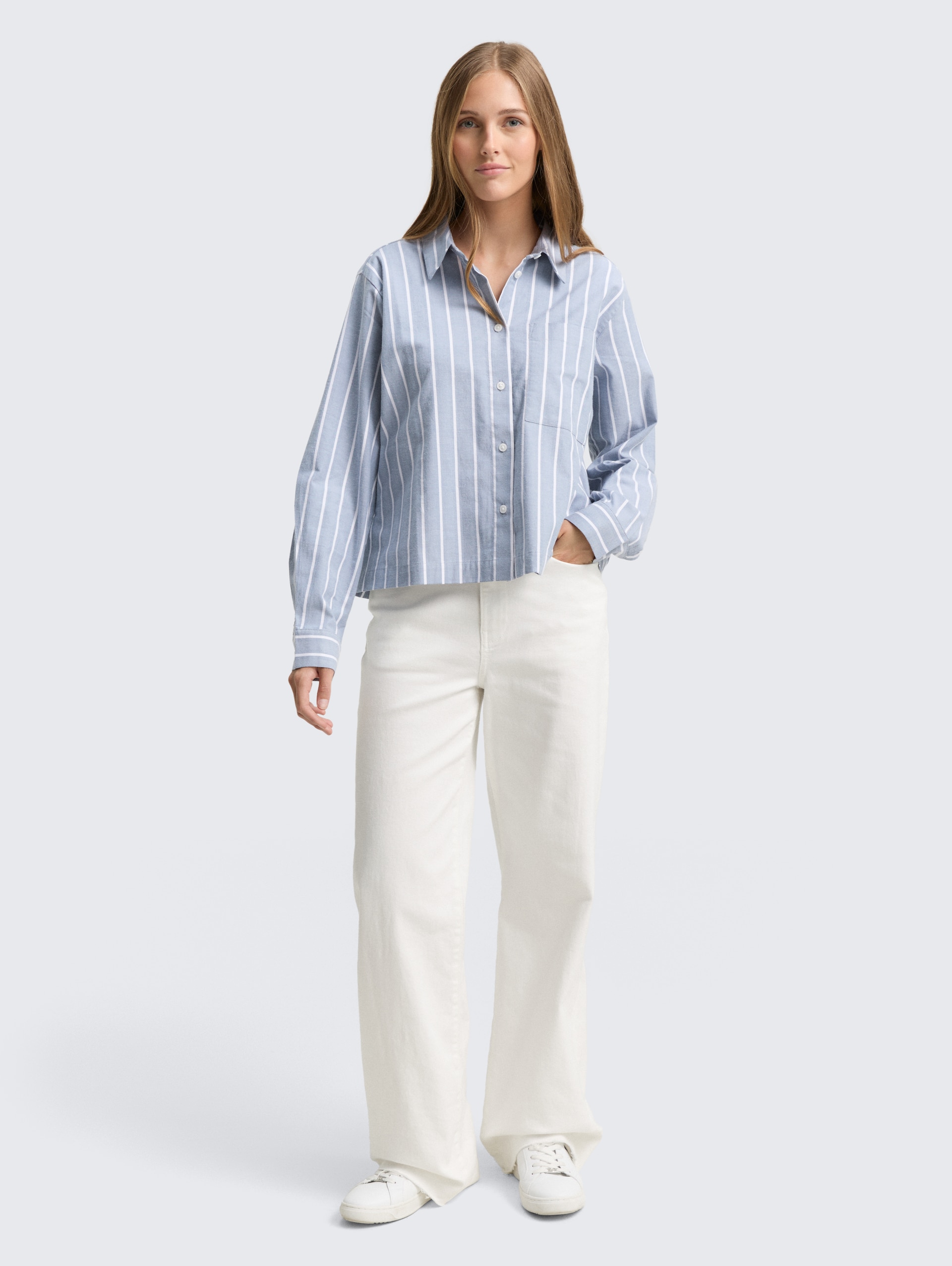 Boxy Fit Hemdbluse mit Streifenmuster - dusty blue white stripe - Model-Vorderansicht