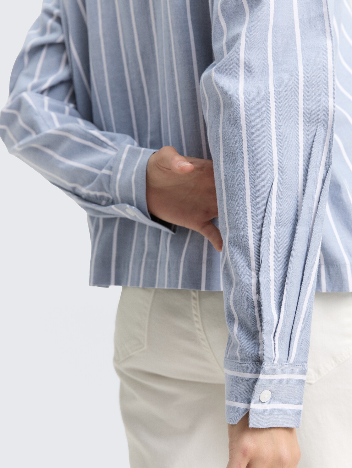 Boxy Fit Hemdbluse mit Streifenmuster - dusty blue white stripe - Detail-Model-Ansicht