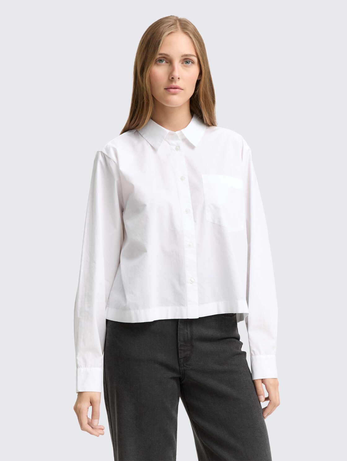 Boxy Fit Hemdbluse mit Brusttasche - White - Ausschnitt Model-Vorderansicht