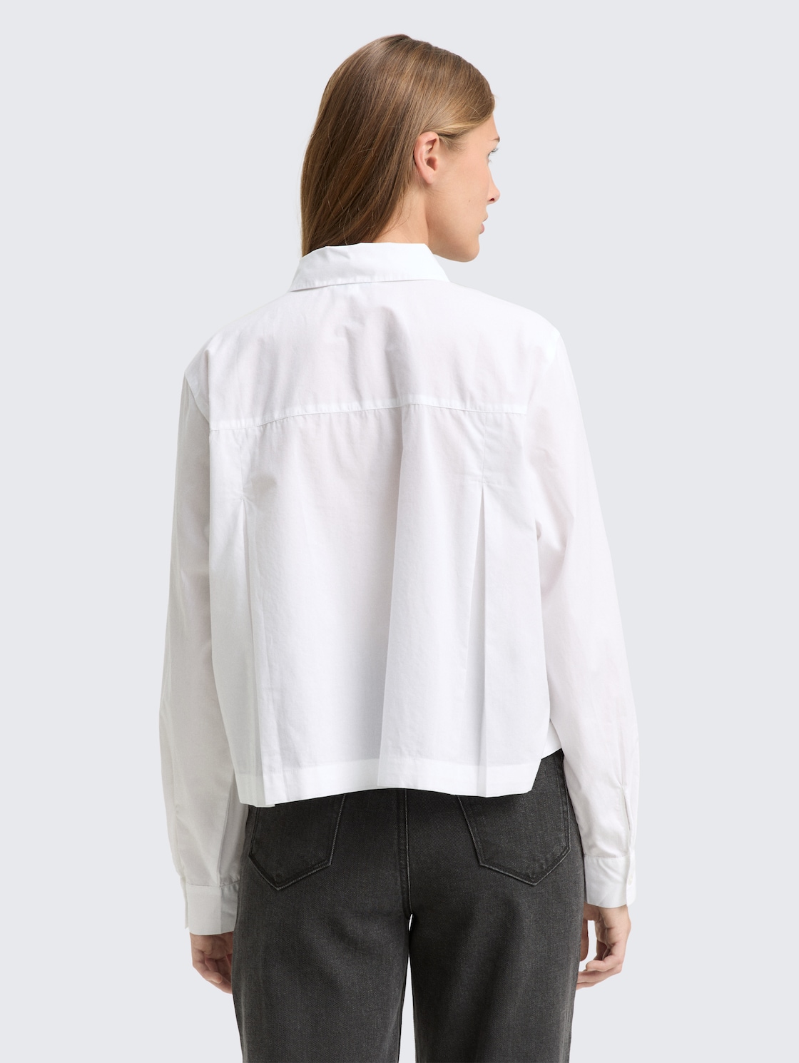 Boxy Fit Hemdbluse mit Brusttasche - White - Auschnitt Model-Rückansicht