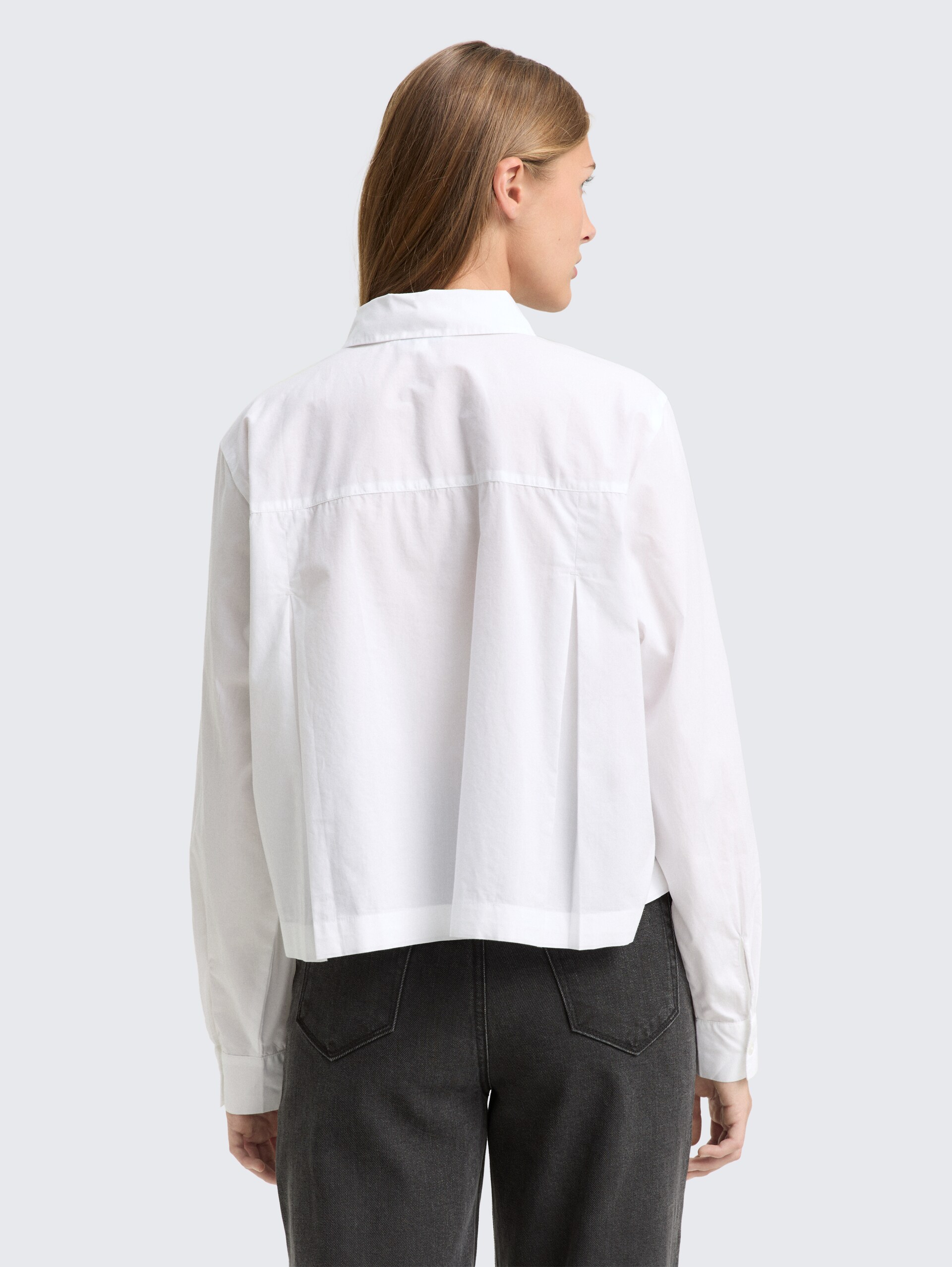 Boxy Fit Hemdbluse mit Brusttasche - White - Auschnitt Model-Rückansicht