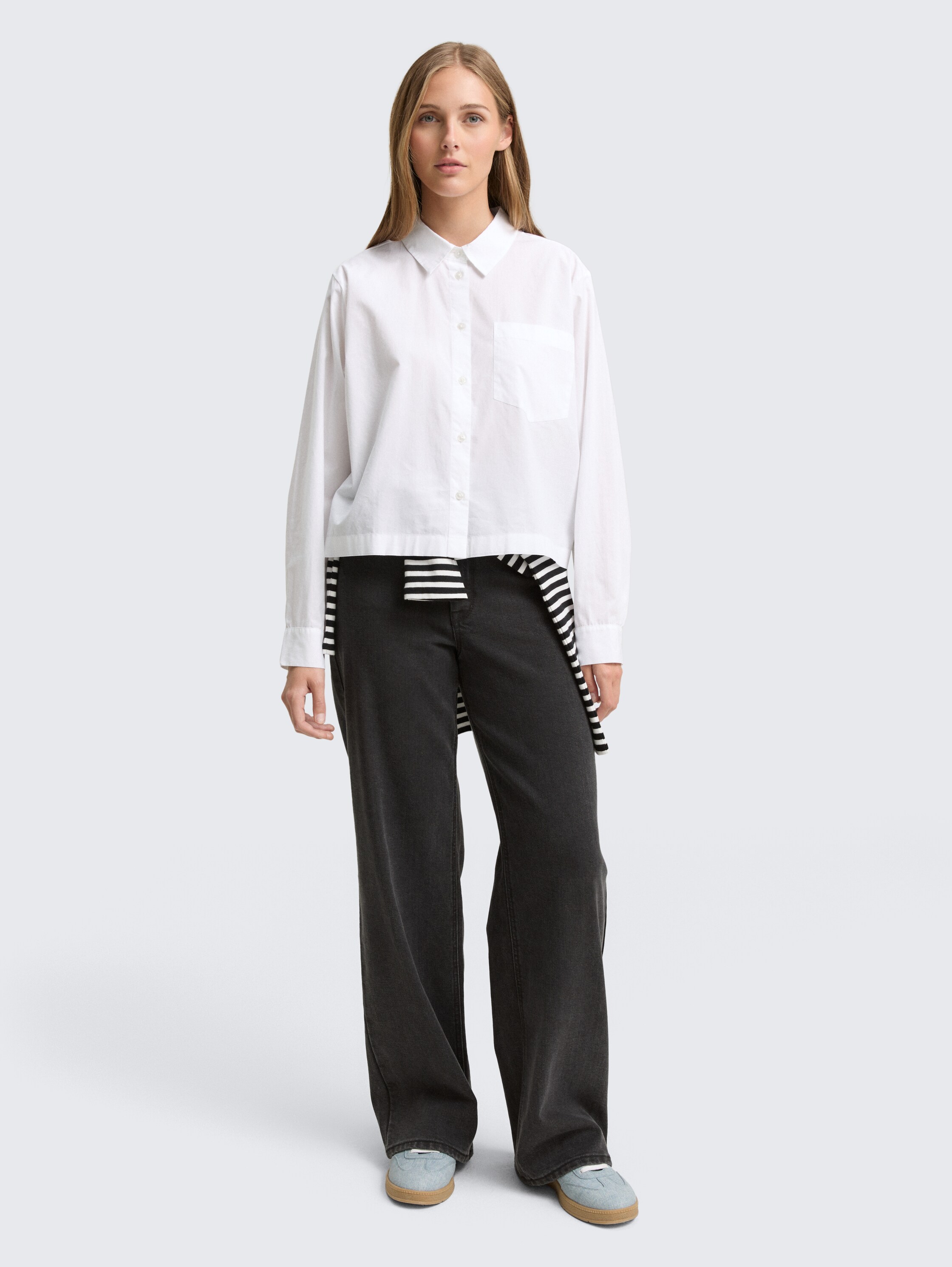 Boxy Fit Hemdbluse mit Brusttasche - White - Model-Vorderansicht