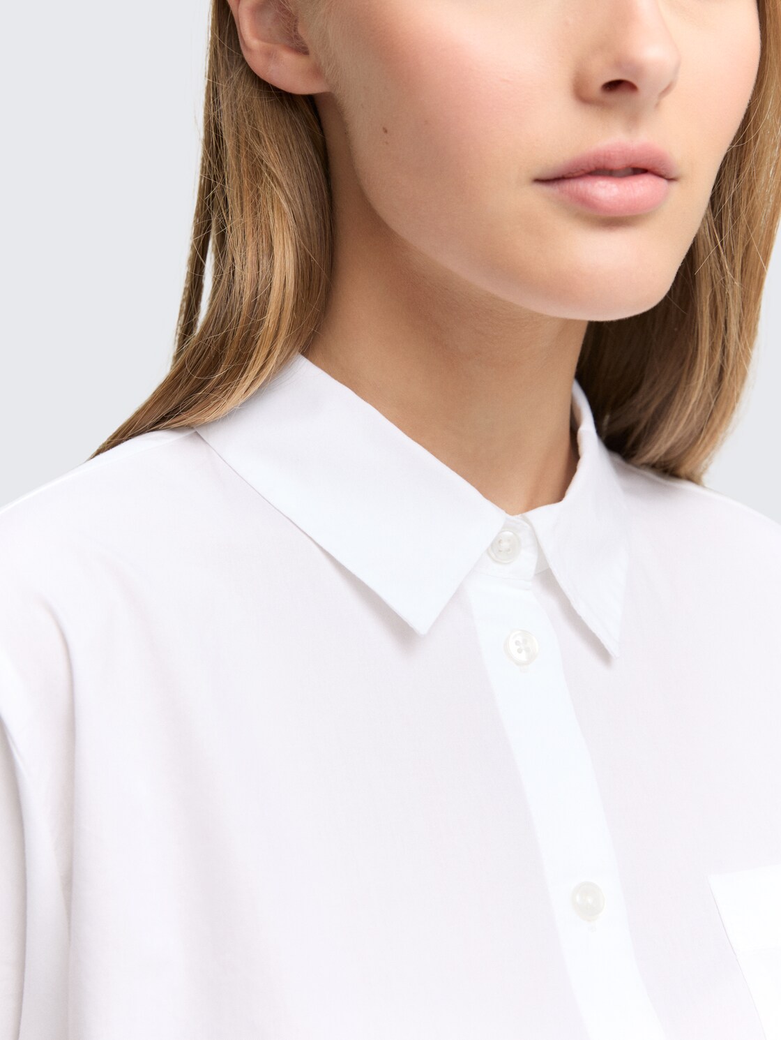 Boxy Fit Hemdbluse mit Brusttasche - White - Detail-Model-Ansicht