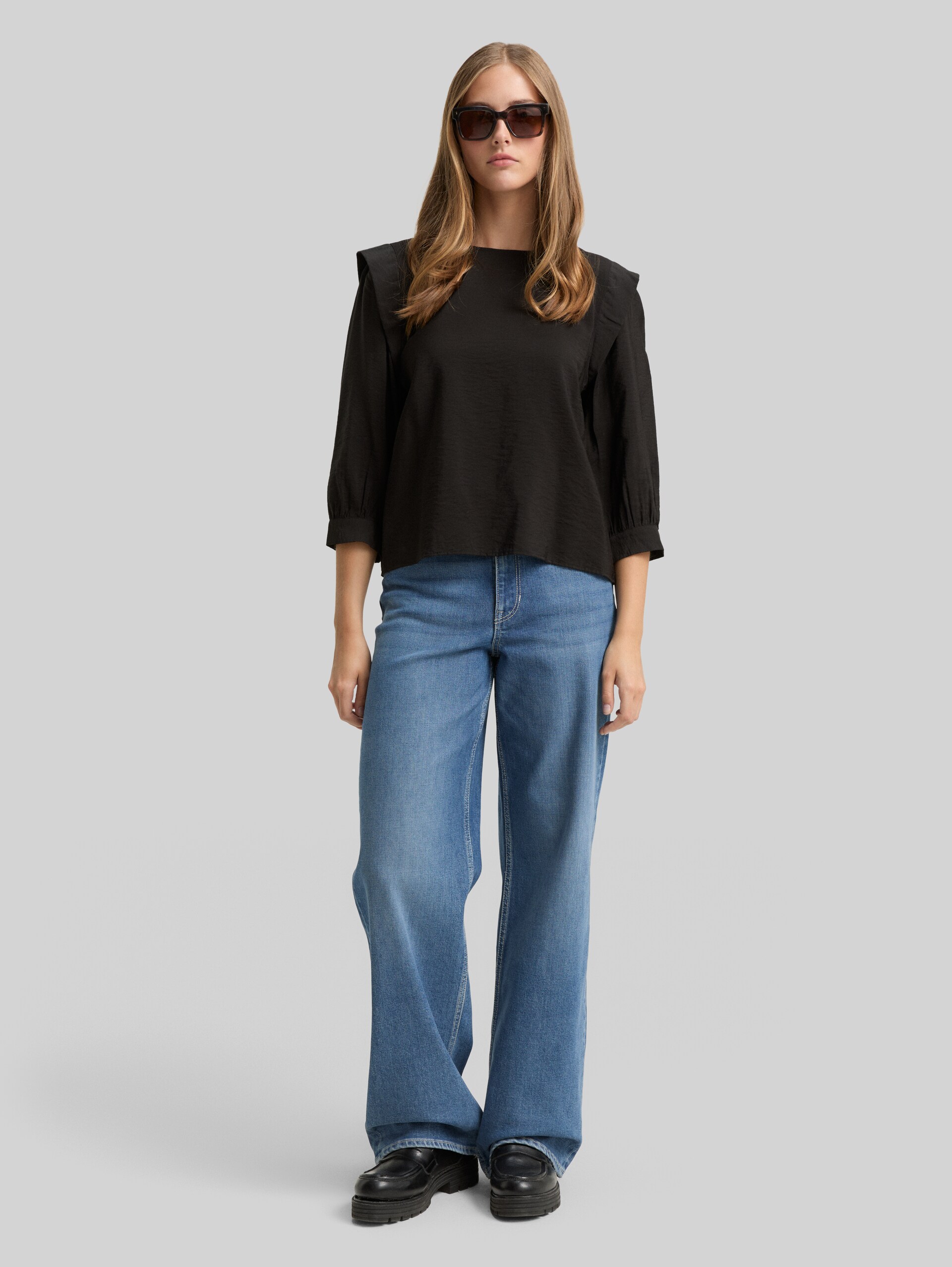 Loose fit blouse - deep black - Model front view