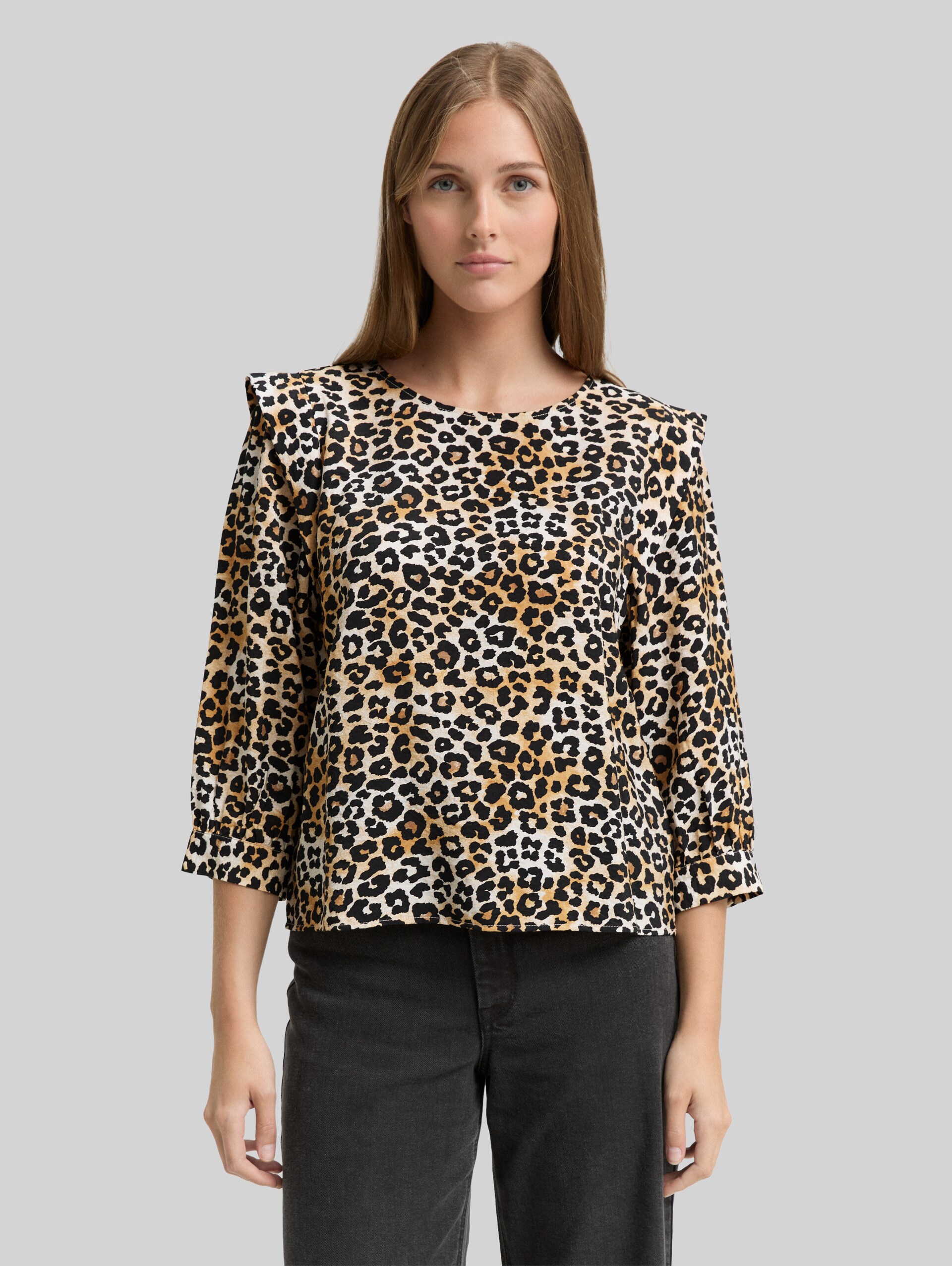 Loose fit blouse - leo print - Neckline model front view