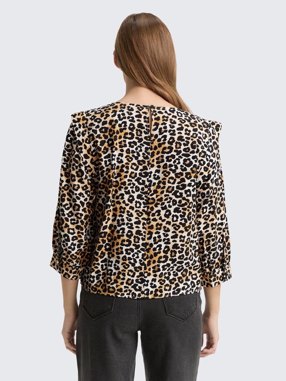 Loose Fit Bluse - leo print - Auschnitt Model-Rückansicht