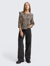 Losvallende blouse - leo print - Model vooraanzicht