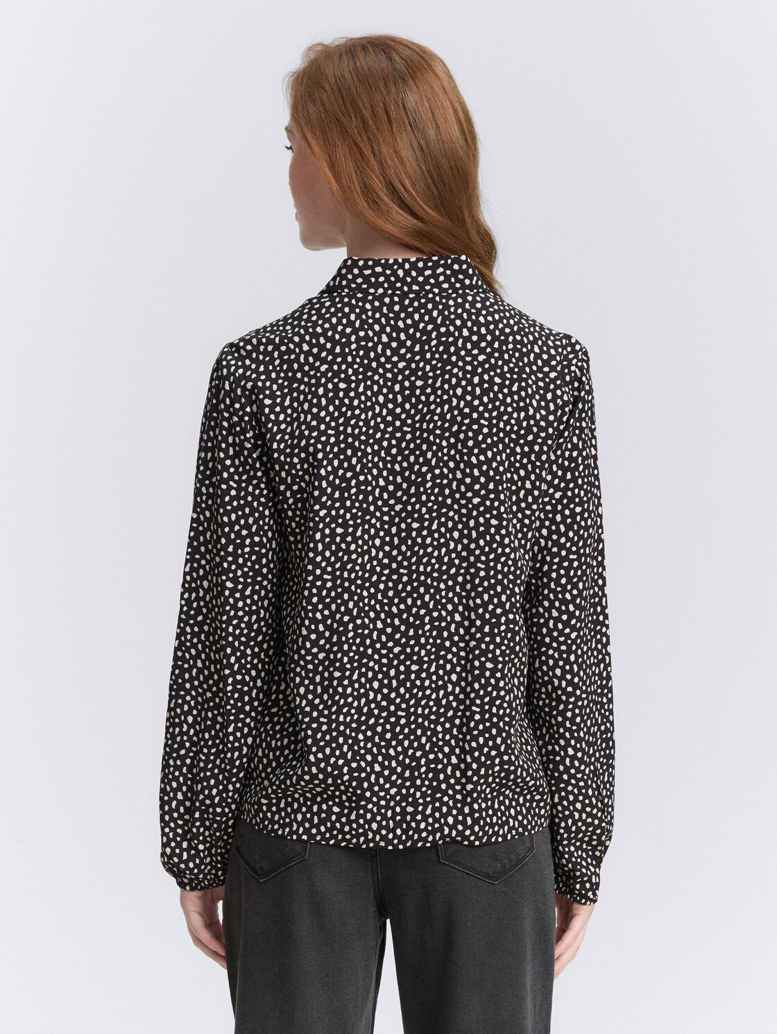 Hemdbluse mit Muster - black white dotted print - Auschnitt Model-Rückansicht