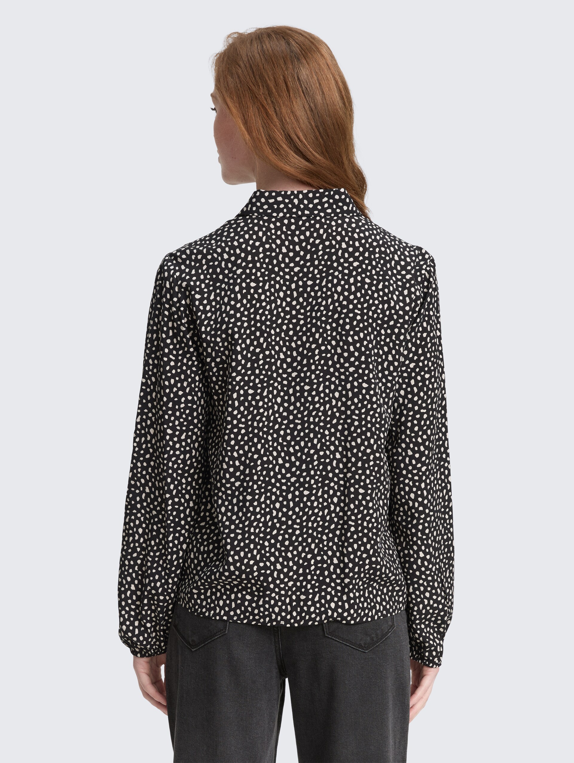Hemdbluse mit Muster - black white dotted print - Auschnitt Model-Rückansicht
