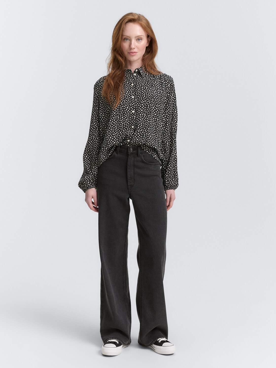 Hemdbluse mit Muster - black white dotted print - Model-Vorderansicht