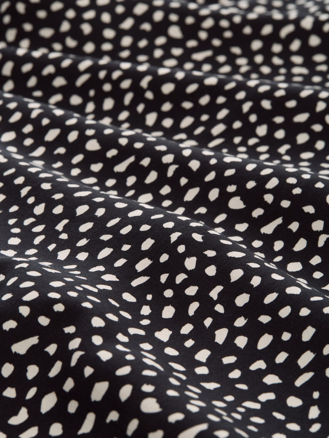 Hemdbluse mit Muster - black white dotted print - Material-Ansicht