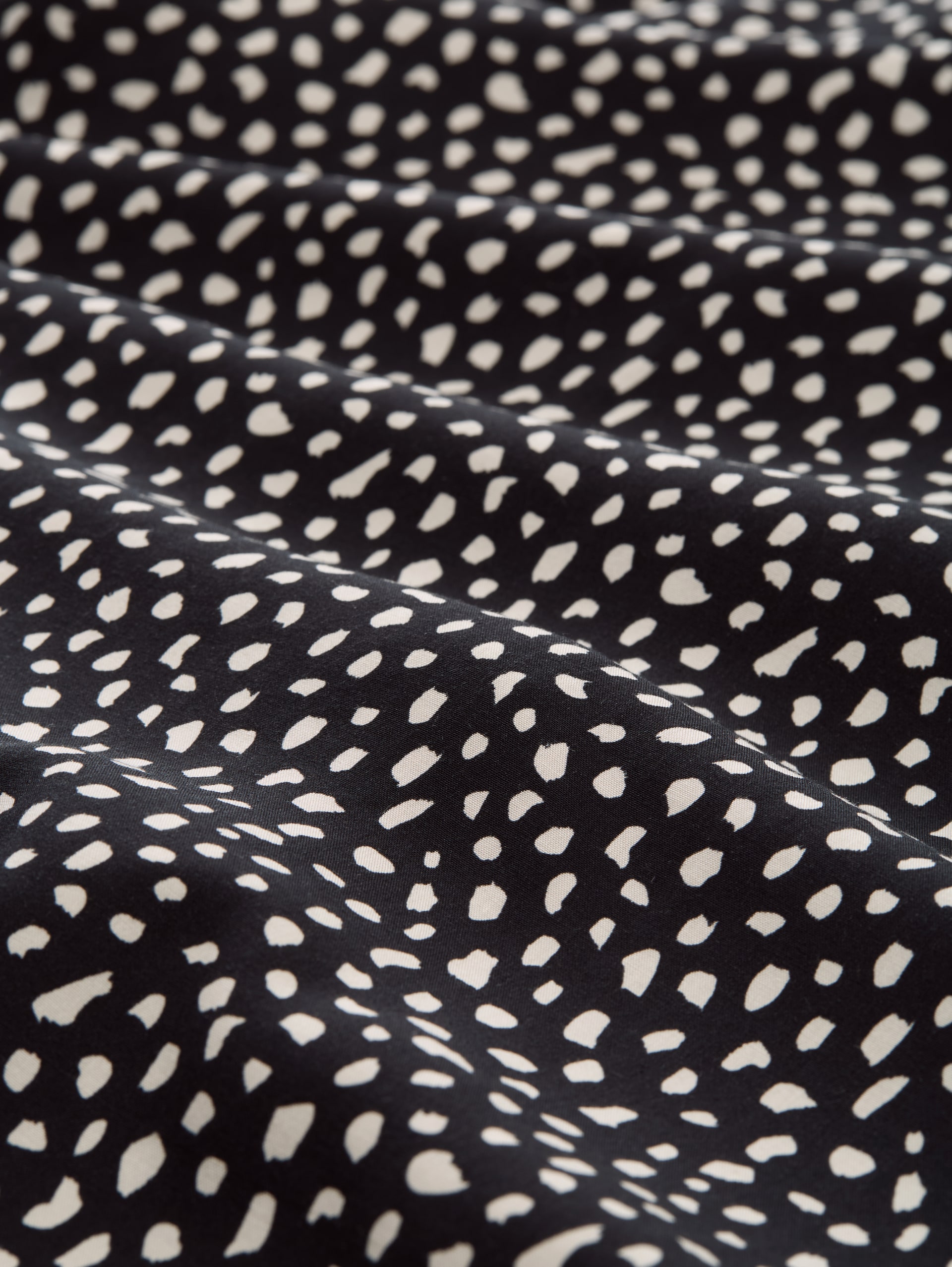 Hemdbluse mit Muster - black white dotted print - Material-Ansicht