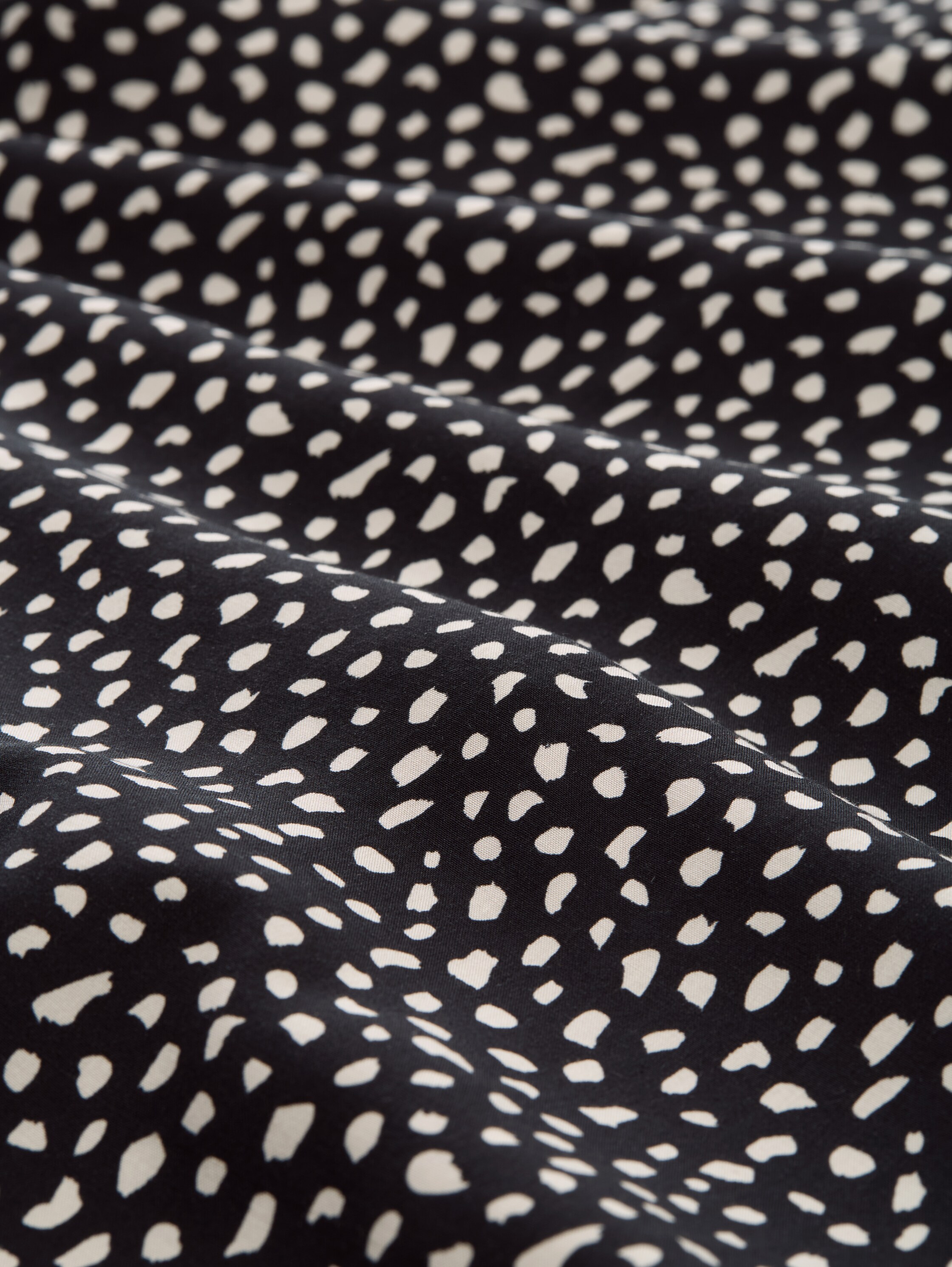 Hemdbluse mit Muster - black white dotted print - Material-Ansicht