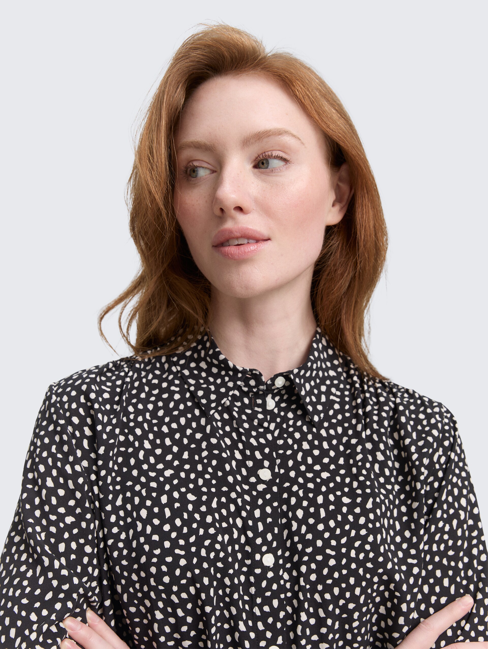 Hemdbluse mit Muster - black white dotted print - Detail-Model-Ansicht
