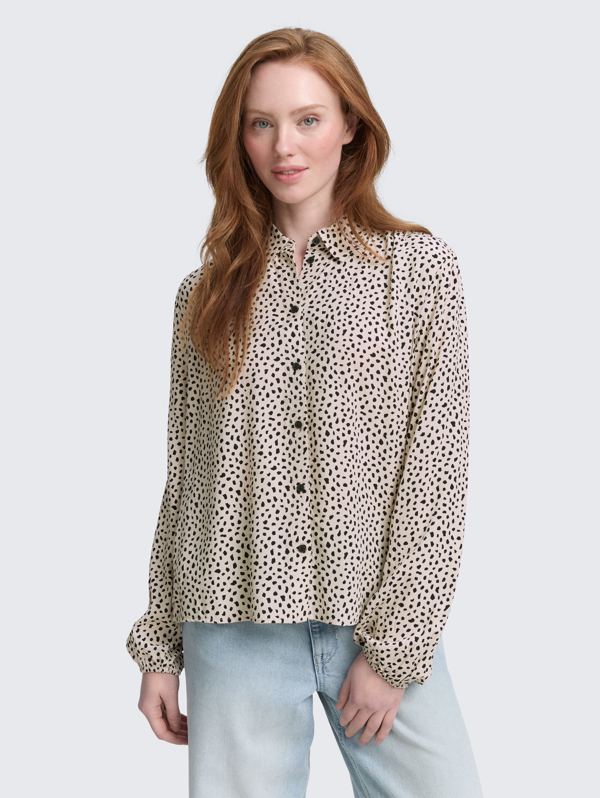 Hemdbluse mit Muster - beige black dotted print - Ausschnitt Model-Vorderansicht