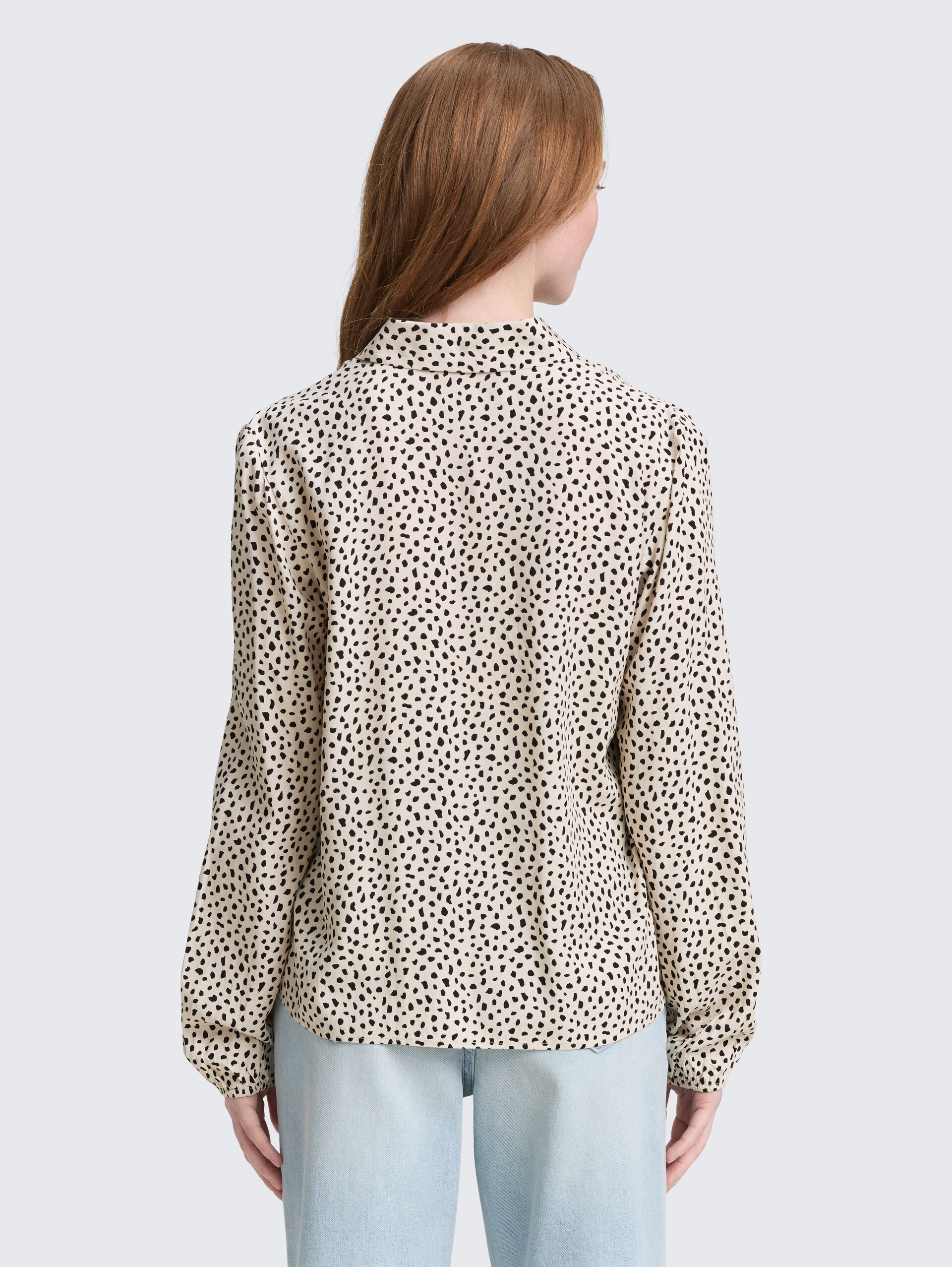 Hemdbluse mit Muster - beige black dotted print - Auschnitt Model-Rückansicht