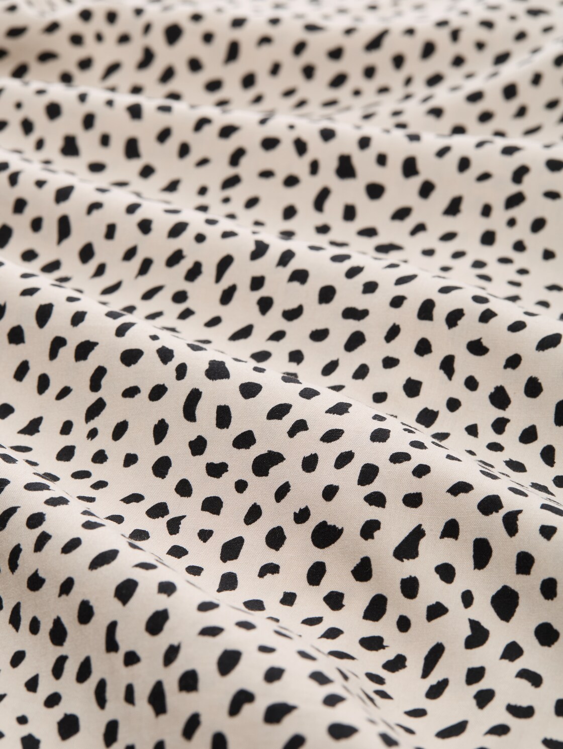 Hemdbluse mit Muster - beige black dotted print - Material-Ansicht