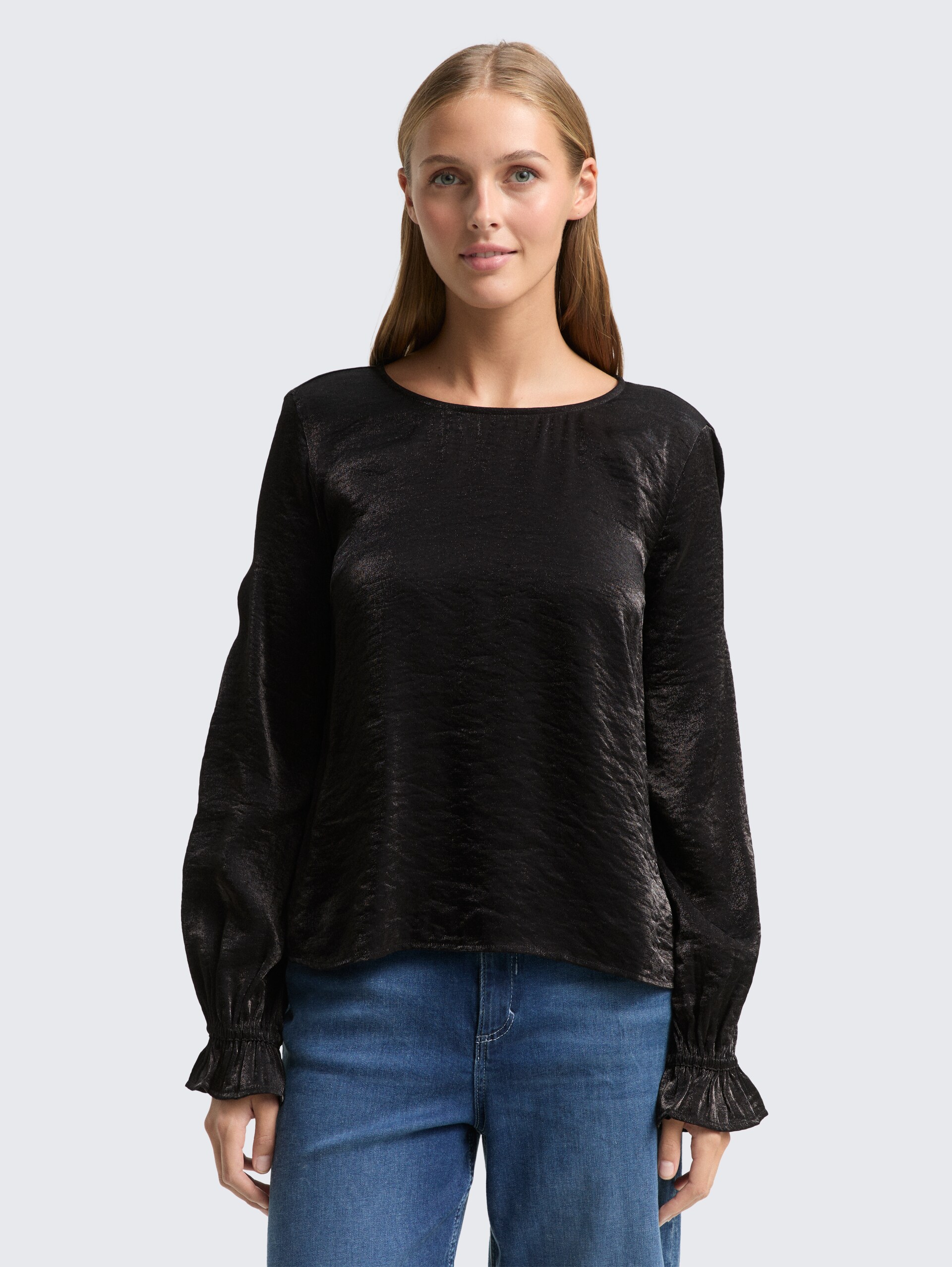 Loose Fit Bluse in Satin-Optik - deep black - Ausschnitt Model-Vorderansicht