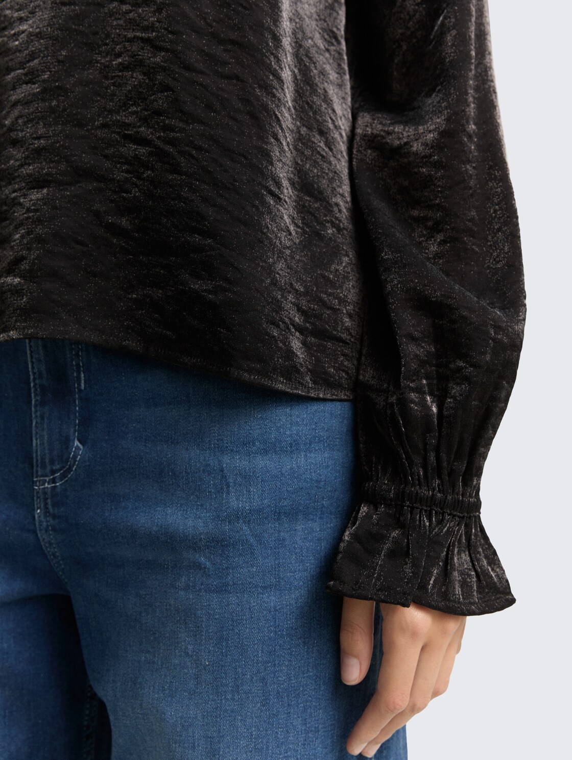 Loose Fit Bluse in Satin-Optik - deep black - Detail-Model-Ansicht
