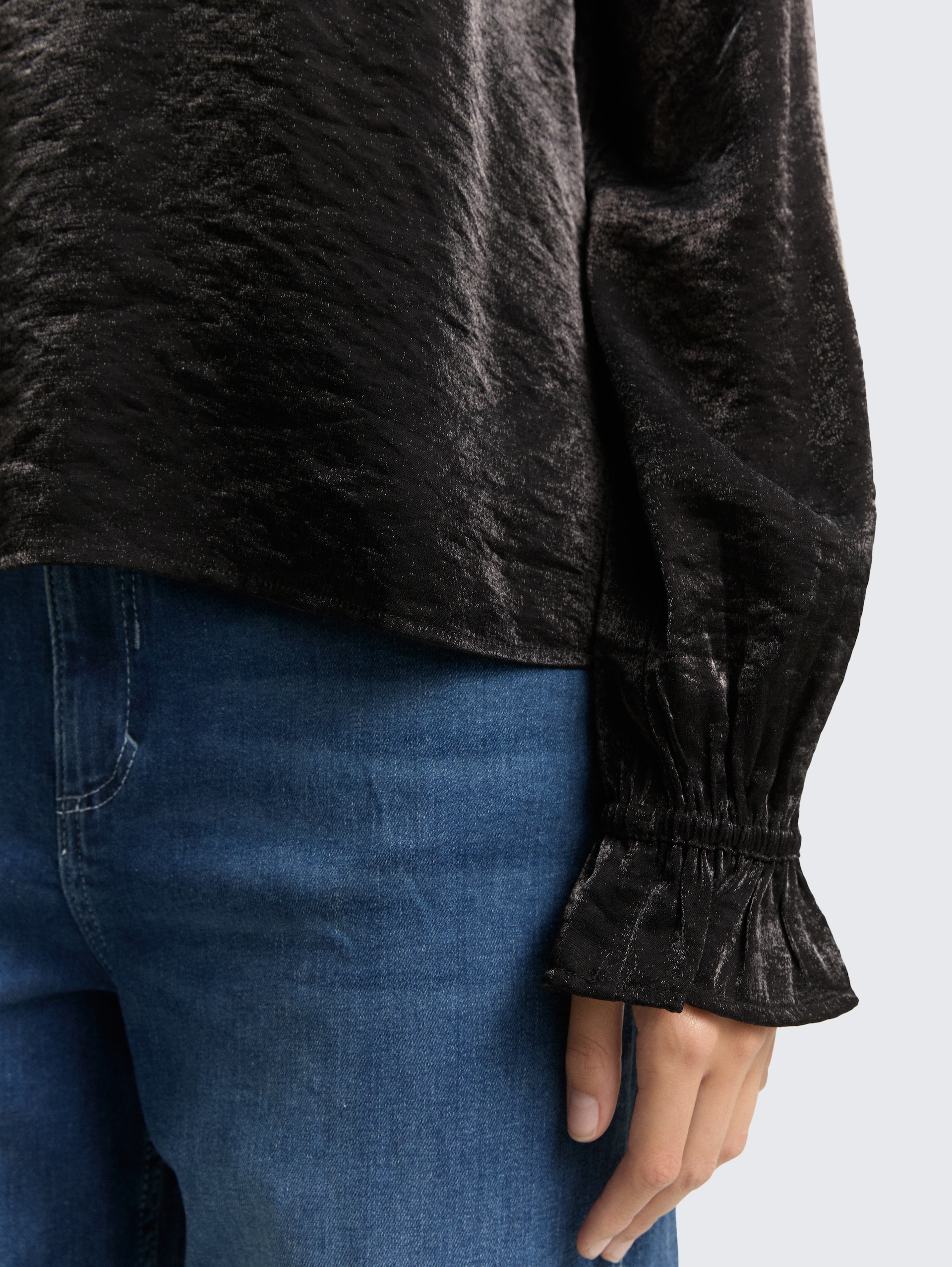 Loose Fit Bluse in Satin-Optik - deep black - Detail-Model-Ansicht
