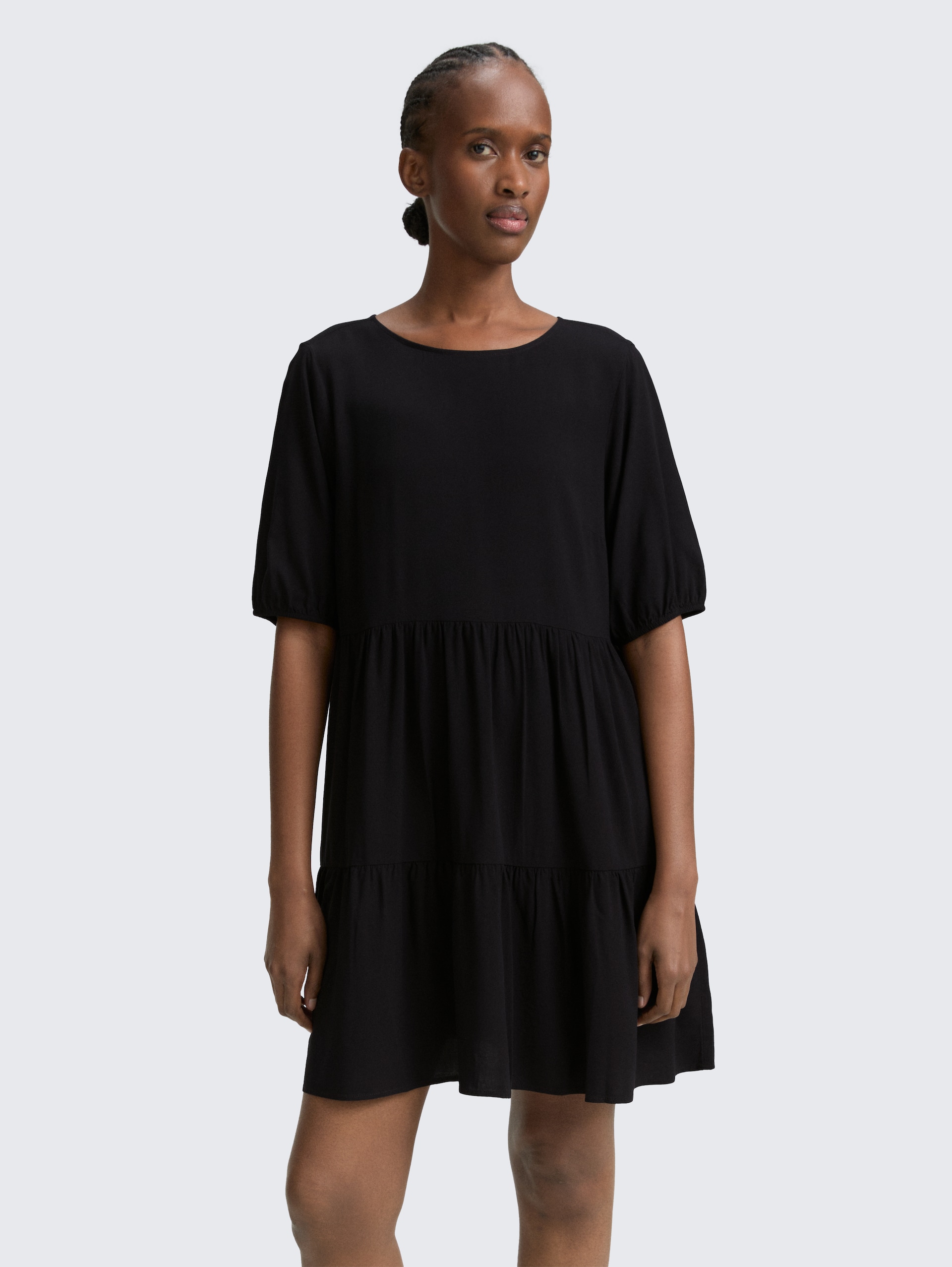 Mini-Kleid mit Volants - deep black - Model-Vorderansicht