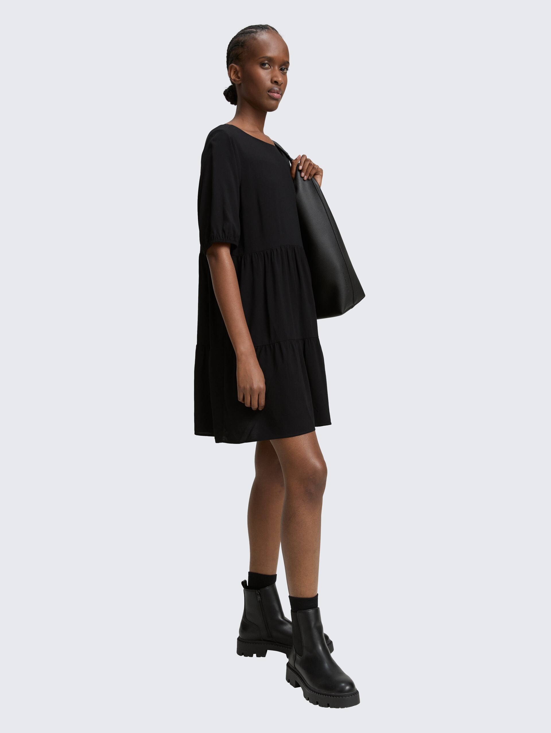 Mini-Kleid mit Volants - deep black - seitliche Model-Ansicht
