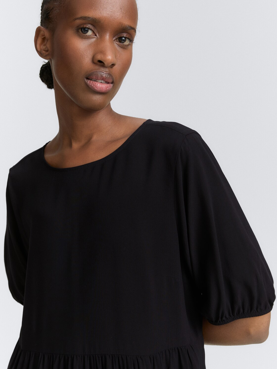 Mini-Kleid mit Volants - deep black - Detail-Model-Ansicht