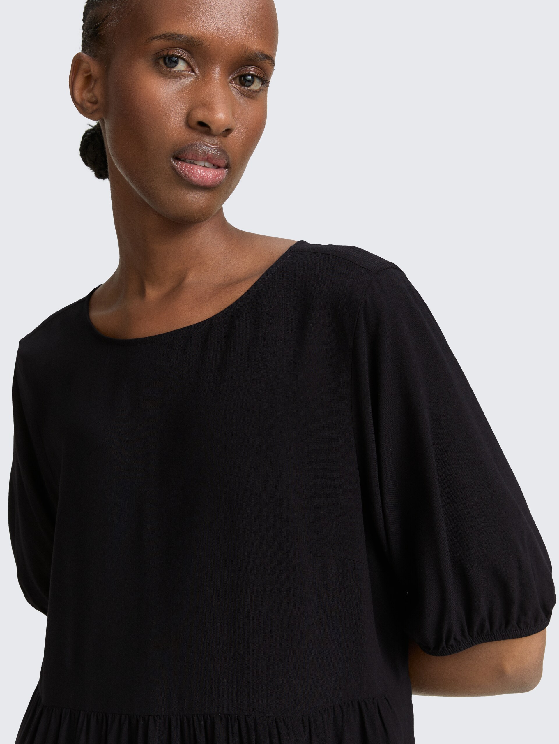 Mini-Kleid mit Volants - deep black - Detail-Model-Ansicht