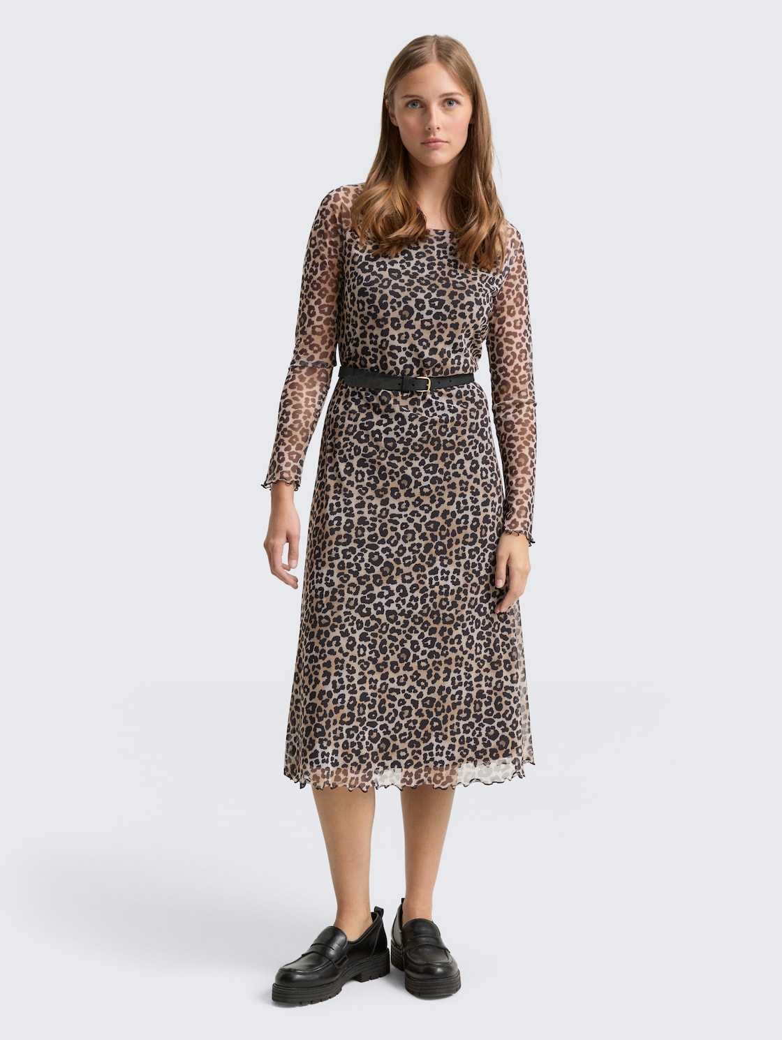 Mesh Midi-Kleid mit Muster - leo print - seitliche Model-Ansicht