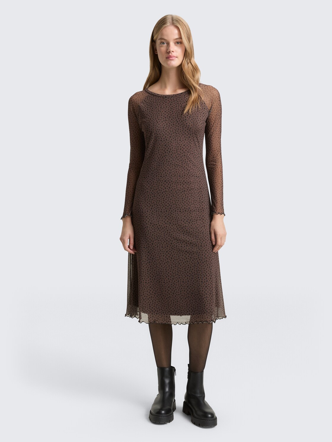 Mesh Midi-Kleid mit Muster - brown black dotted print - Model-Vorderansicht
