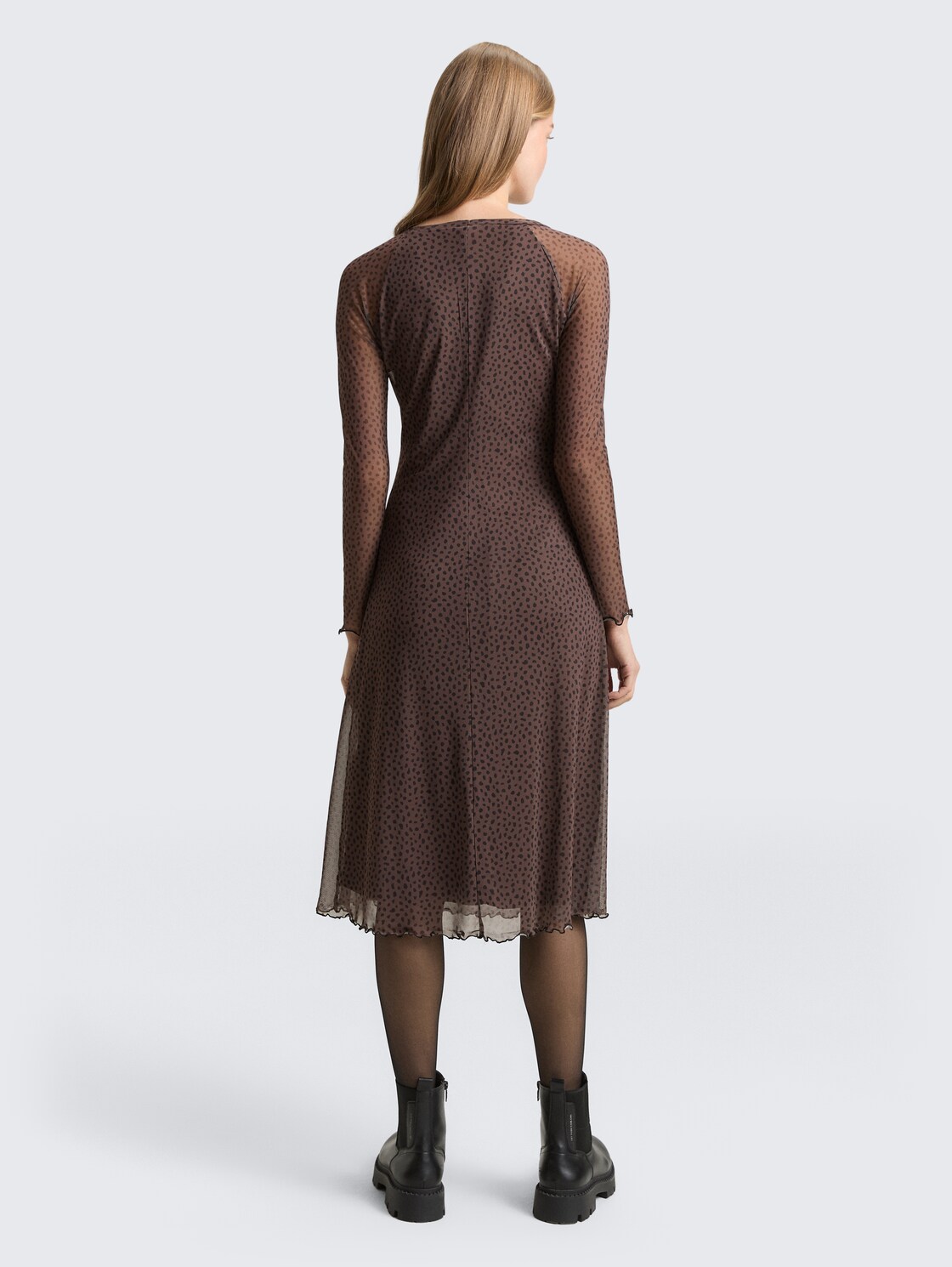 Mesh Midi-Kleid mit Muster - brown black dotted print - Model-Rückansicht