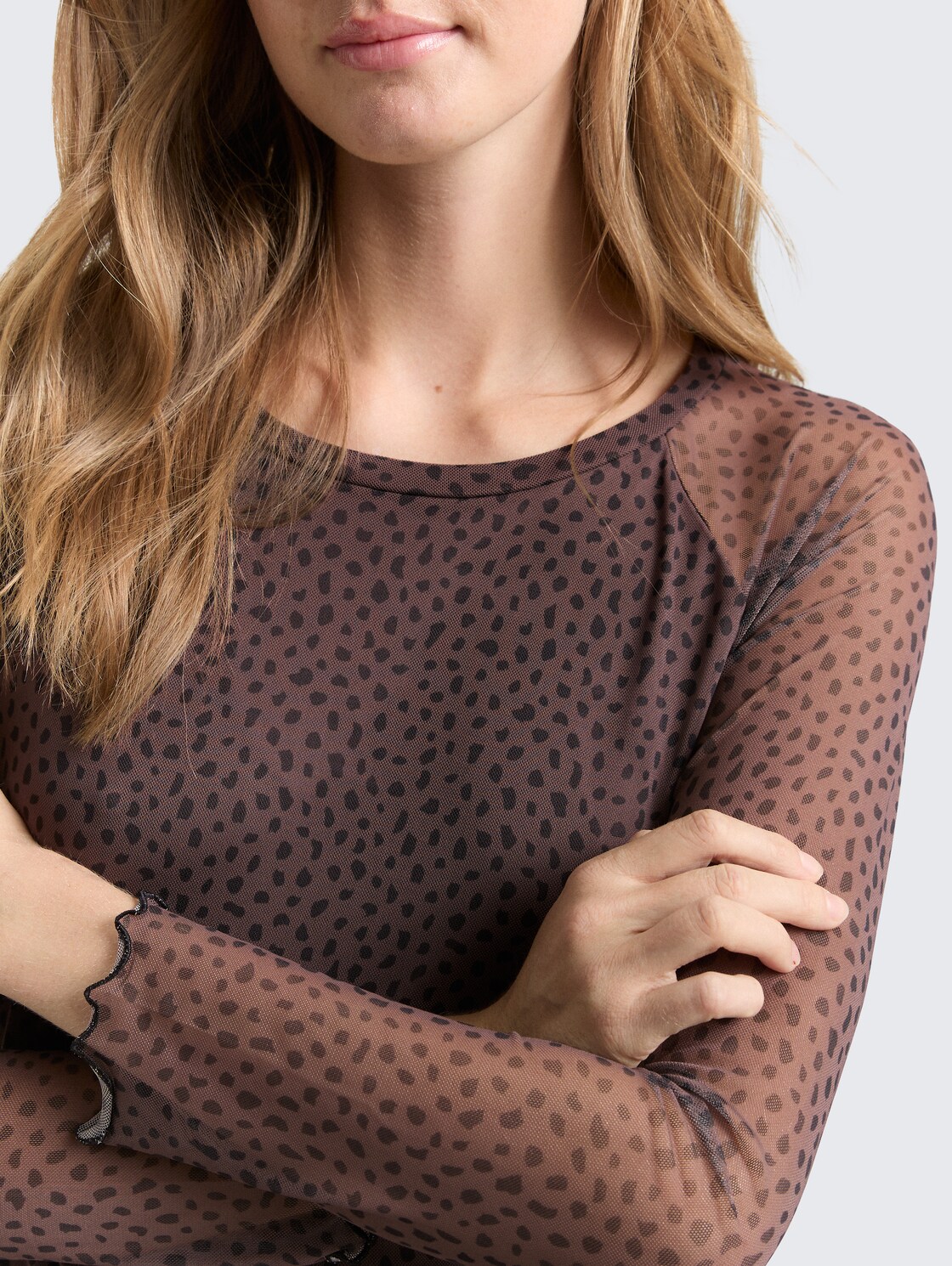 Mesh Midi-Kleid mit Muster - brown black dotted print - Detail-Model-Ansicht