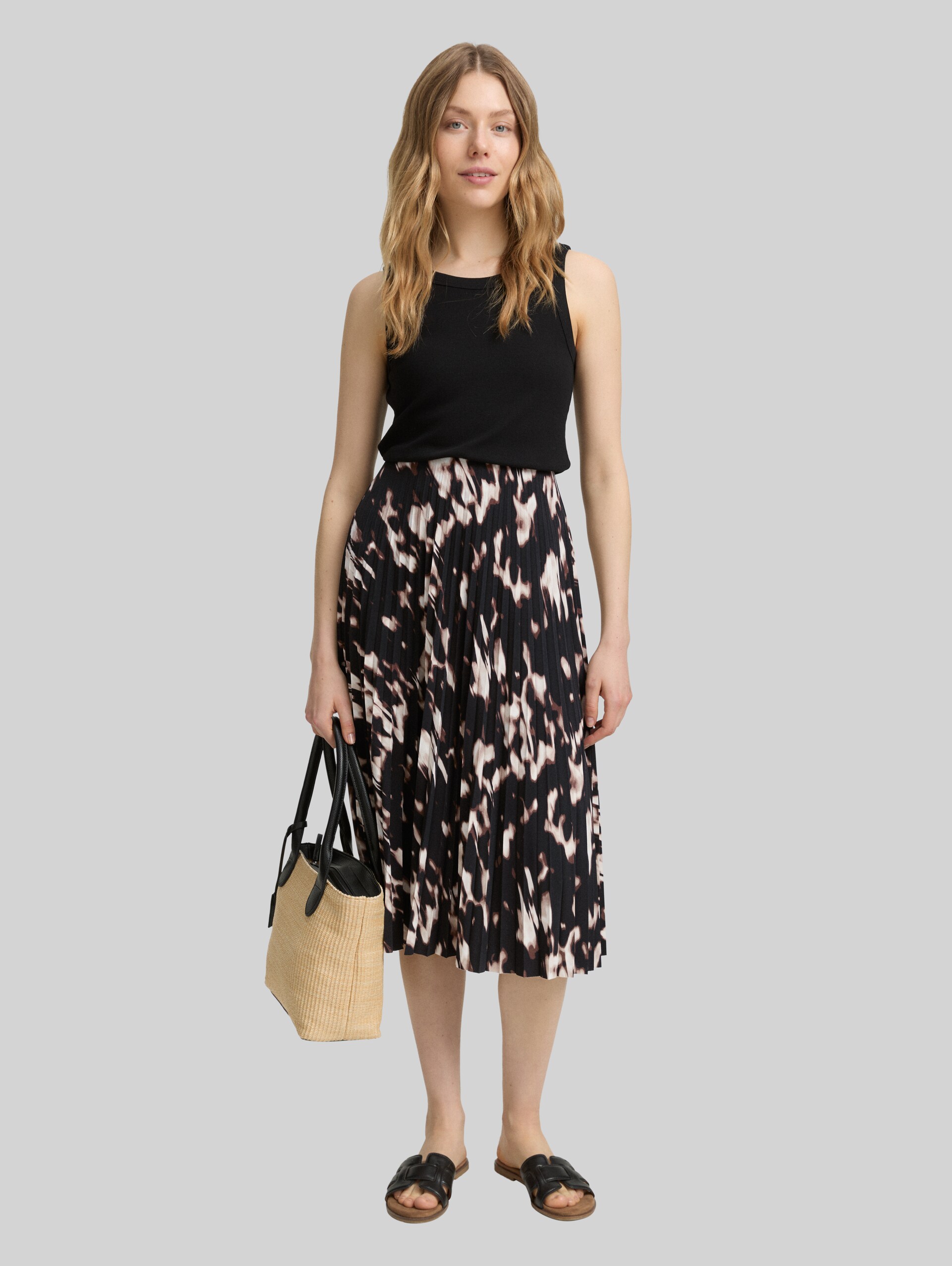 Pleated midi skirt - blurry animal design - Model front view