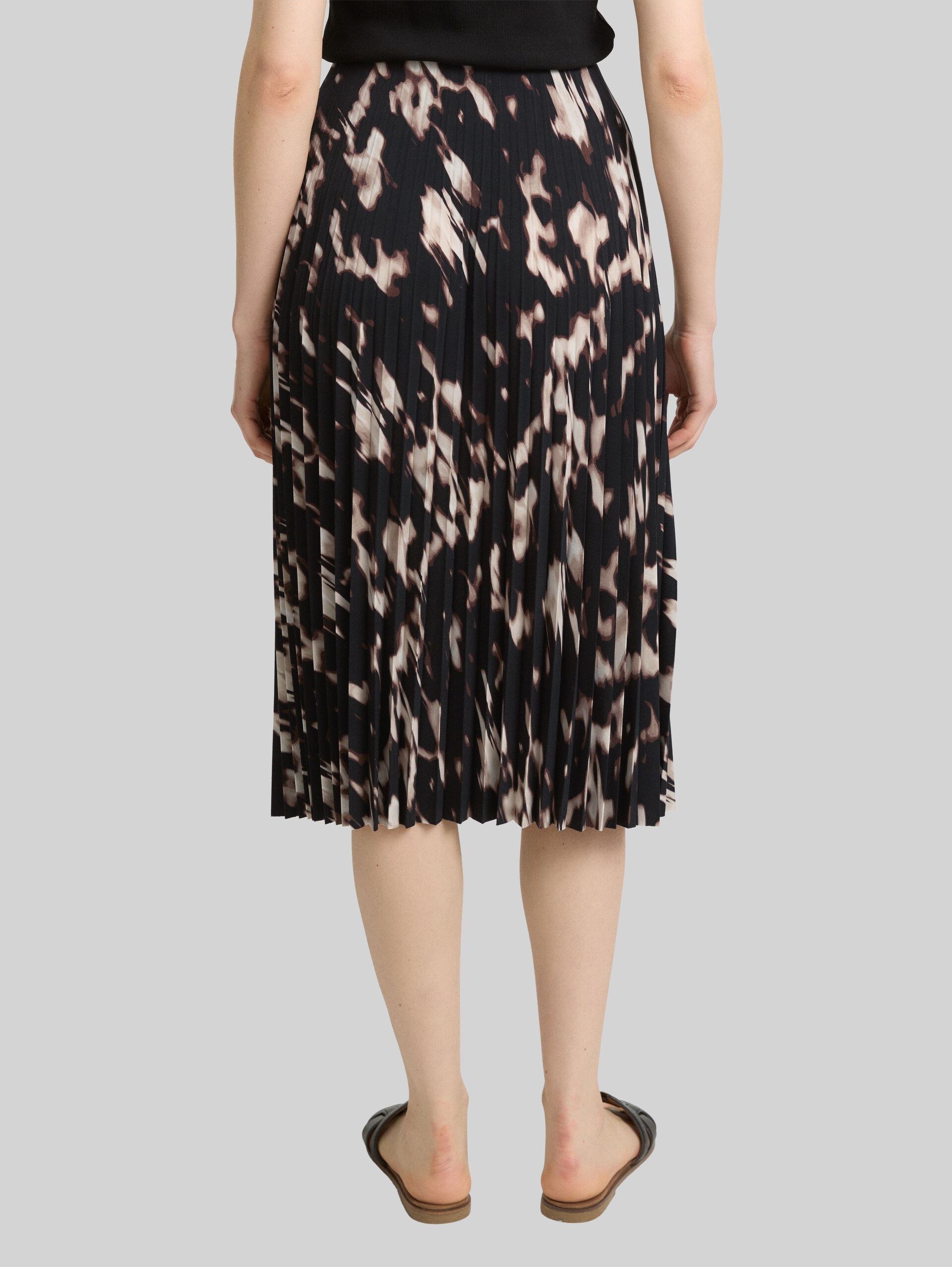 Pleated midi skirt - blurry animal design - Neckline model-back view