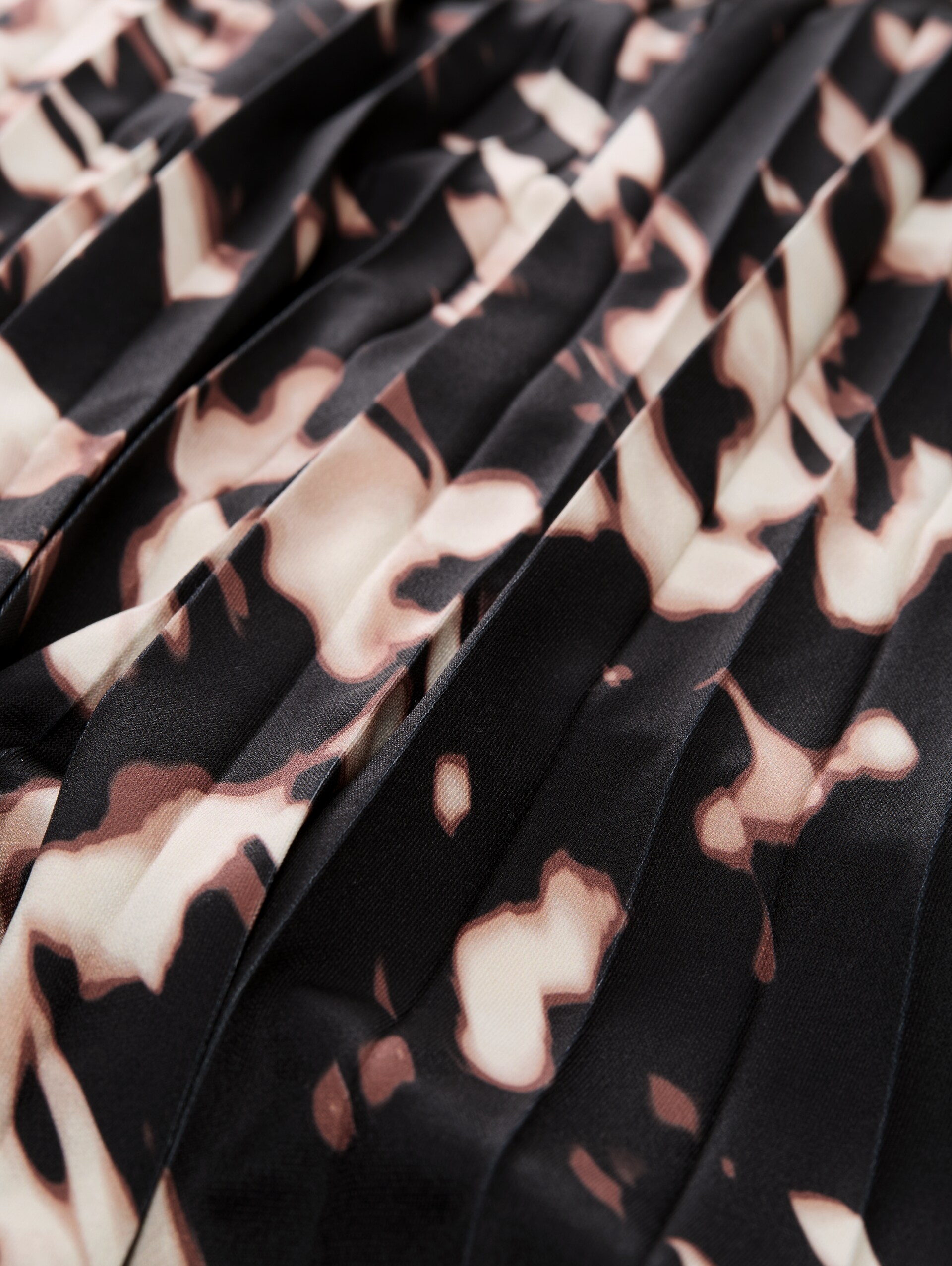 Pleated midi skirt - blurry animal design - Material view