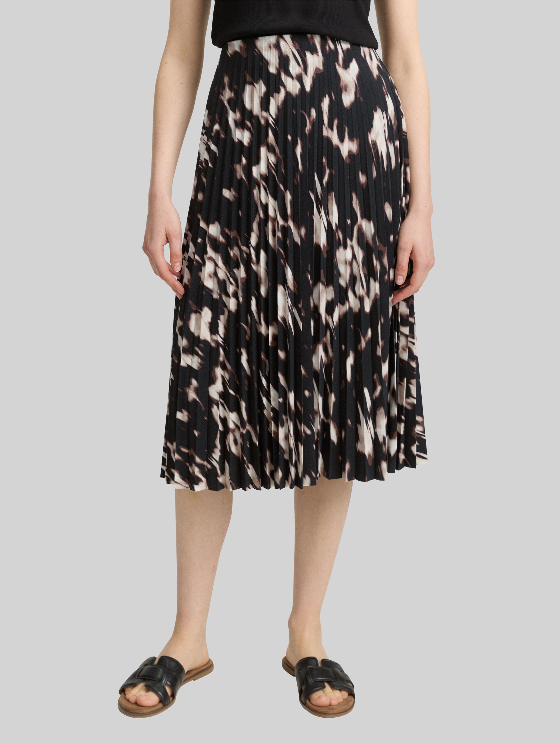 Pleated midi skirt - blurry animal design - Neckline model front view