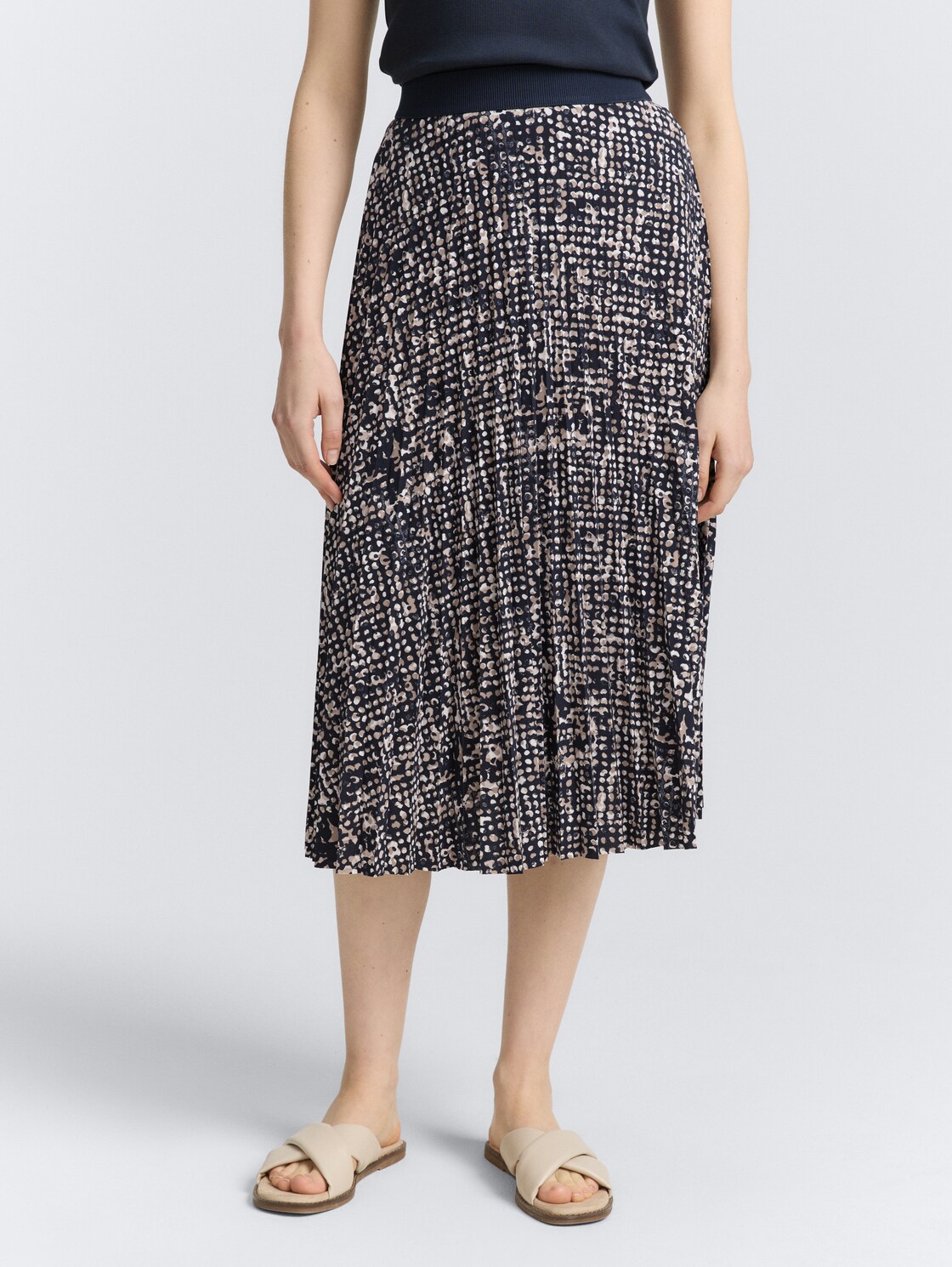 Plissee Midi-Rock - navy abstract dot design - Ausschnitt Model-Vorderansicht