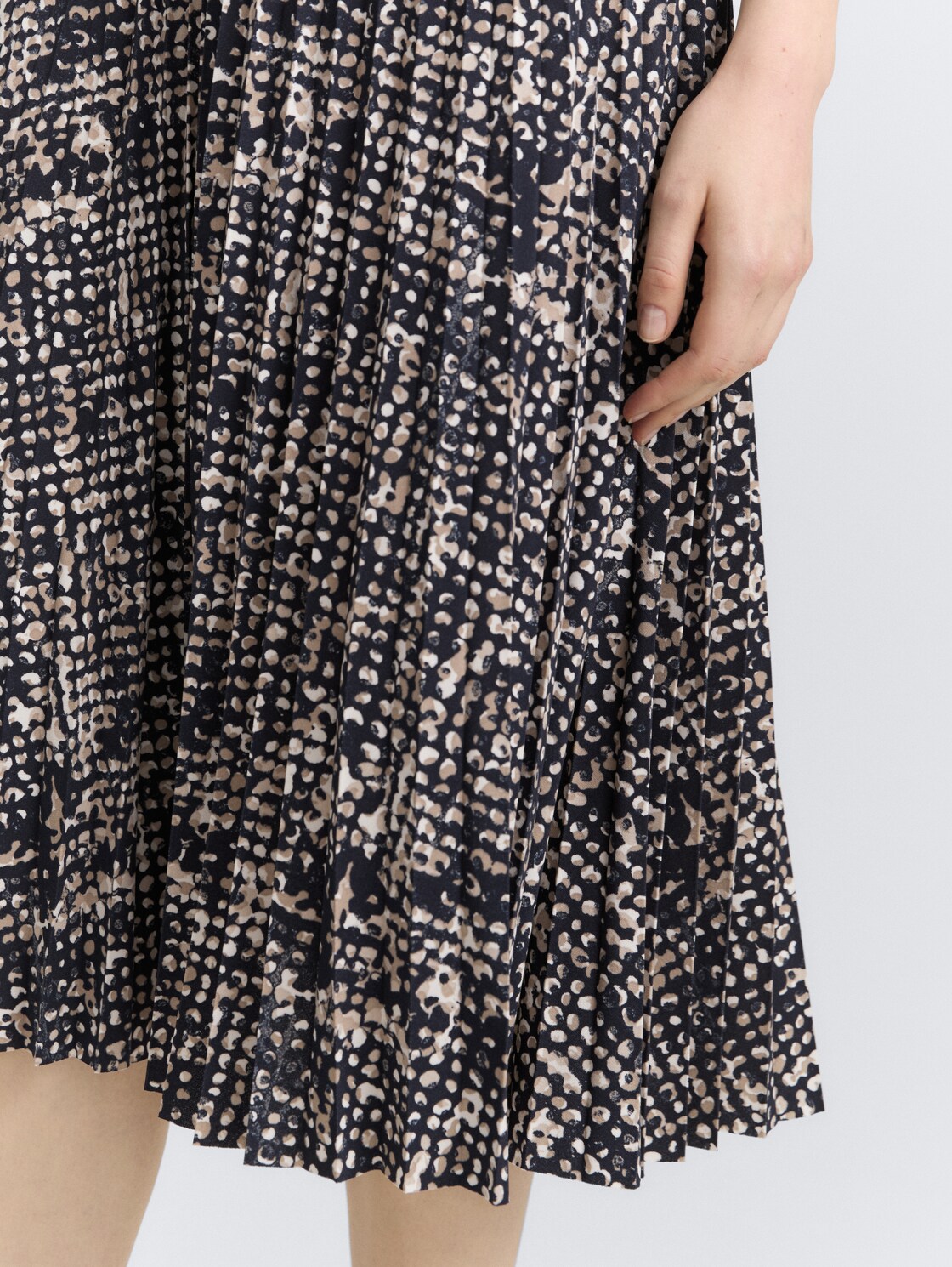 Plissee Midi-Rock - navy abstract dot design - Detail-Model-Ansicht