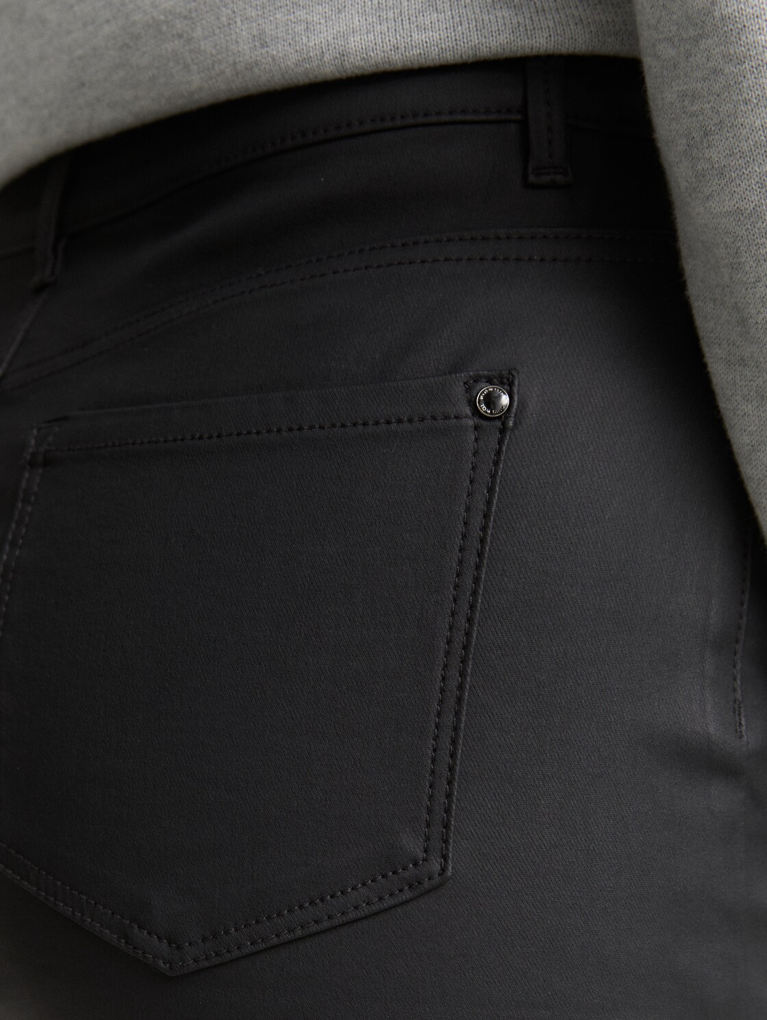 Coated Jeansrock - coated black denim - Detail-Model-Ansicht
