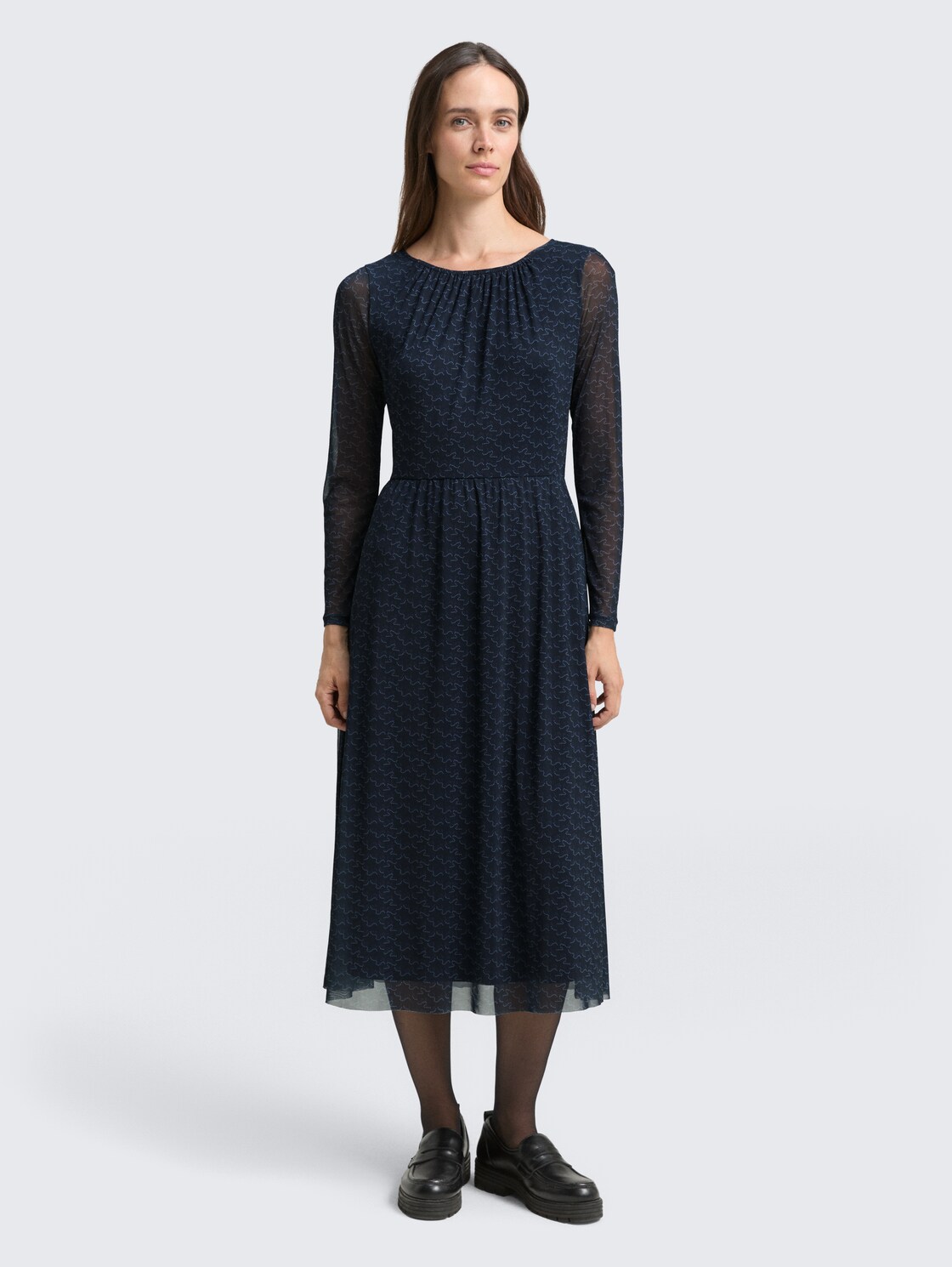 Midi-Meshkleid mit Muster - small blue wave print - Model-Vorderansicht