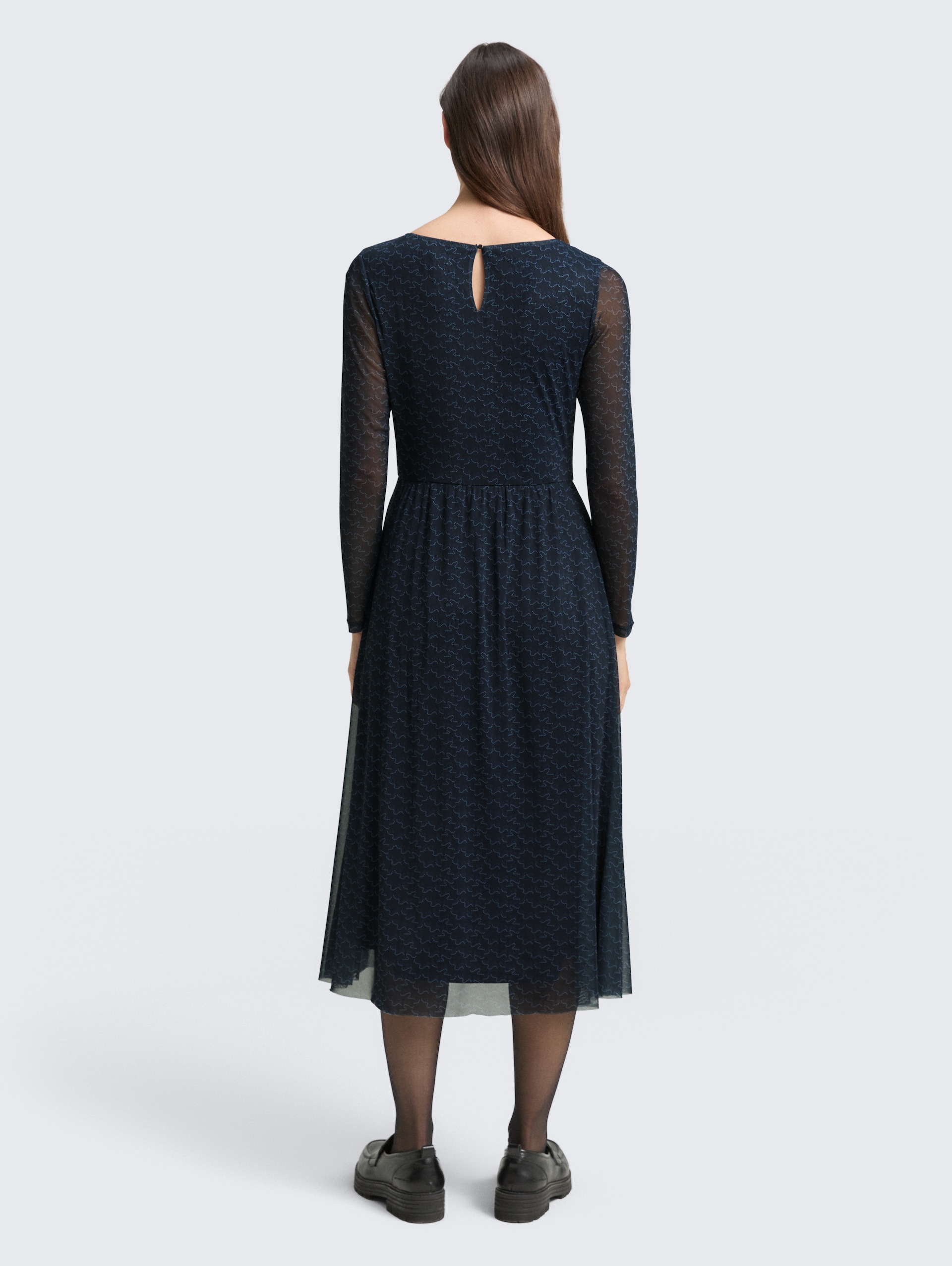 Midi-Meshkleid mit Muster - small blue wave print - Model-Rückansicht